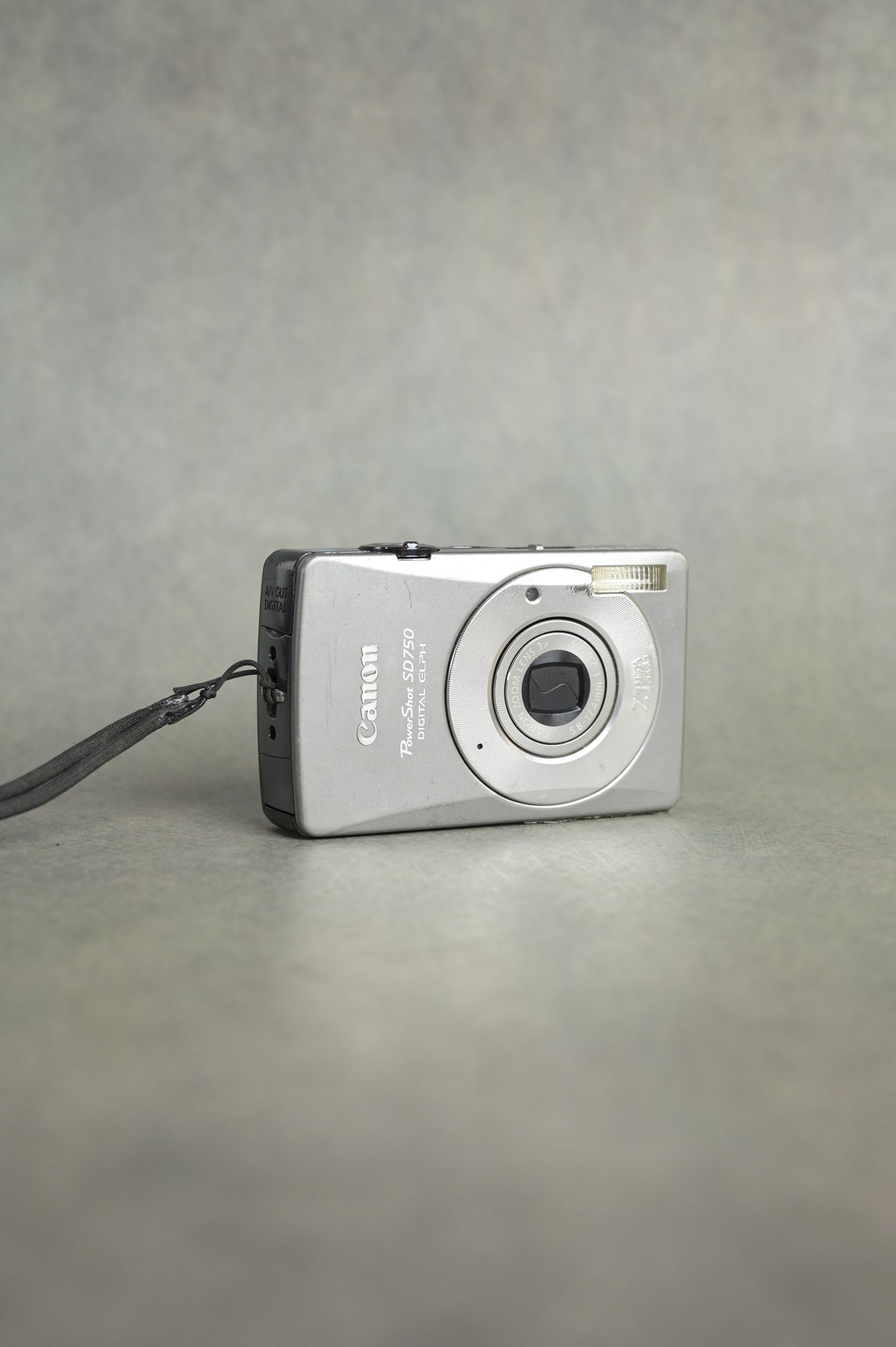 Canon PowerShot SD750 Digital ELPH