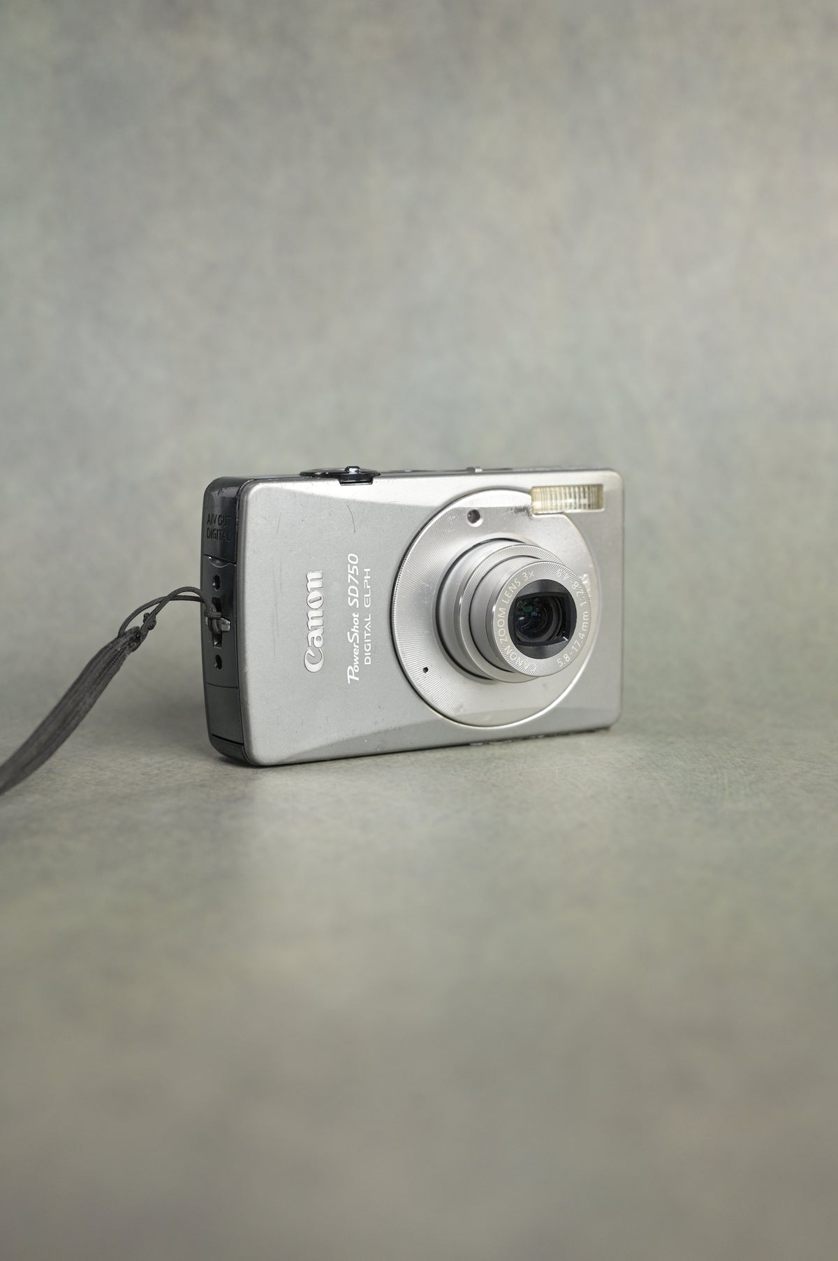 Canon PowerShot SD750 Digital ELPH