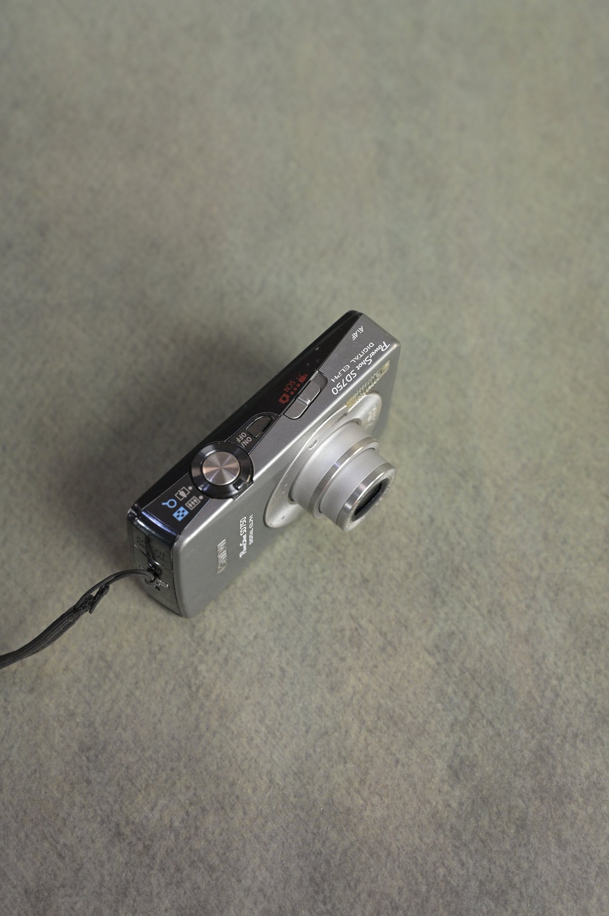 Canon PowerShot SD750 Digital ELPH