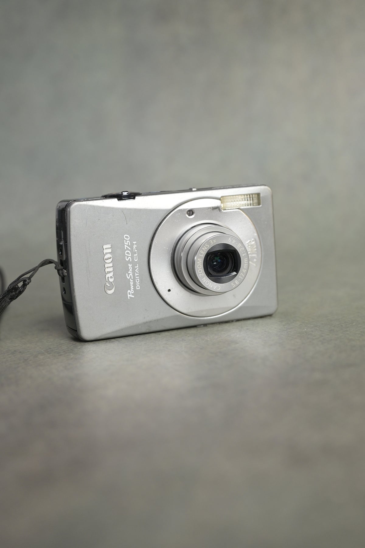 Canon PowerShot SD750 Digital ELPH