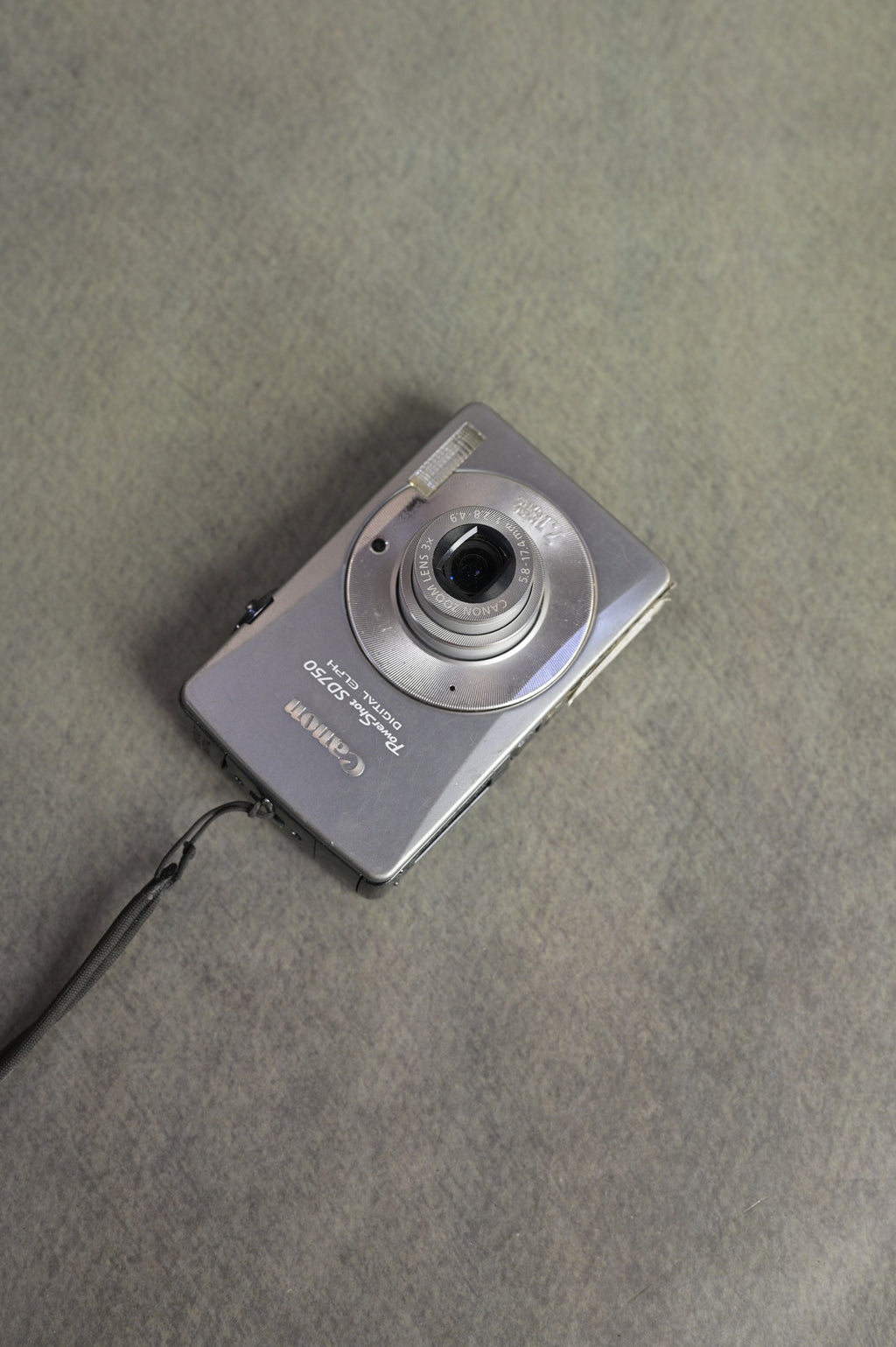 Canon PowerShot SD750 Digital ELPH