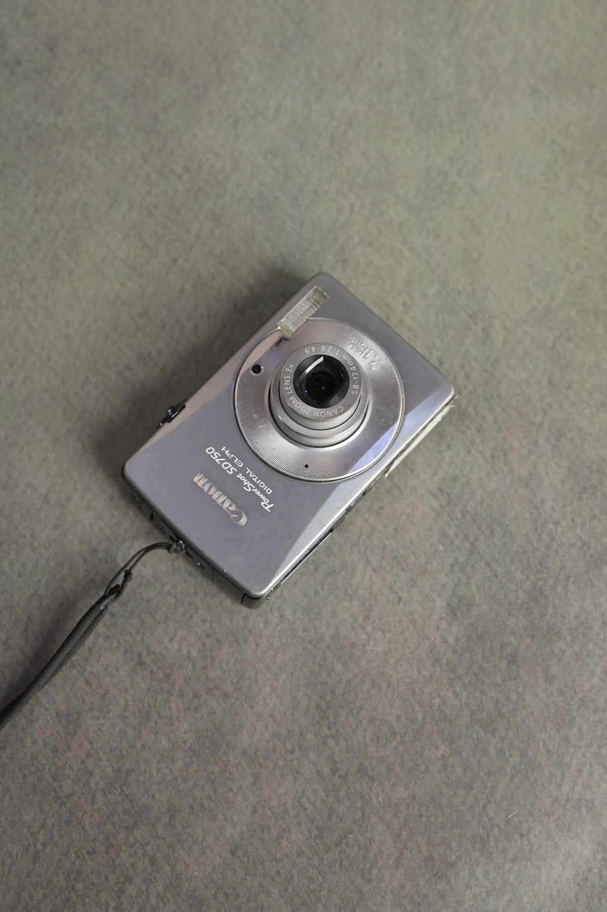 Canon PowerShot SD750 Digital ELPH