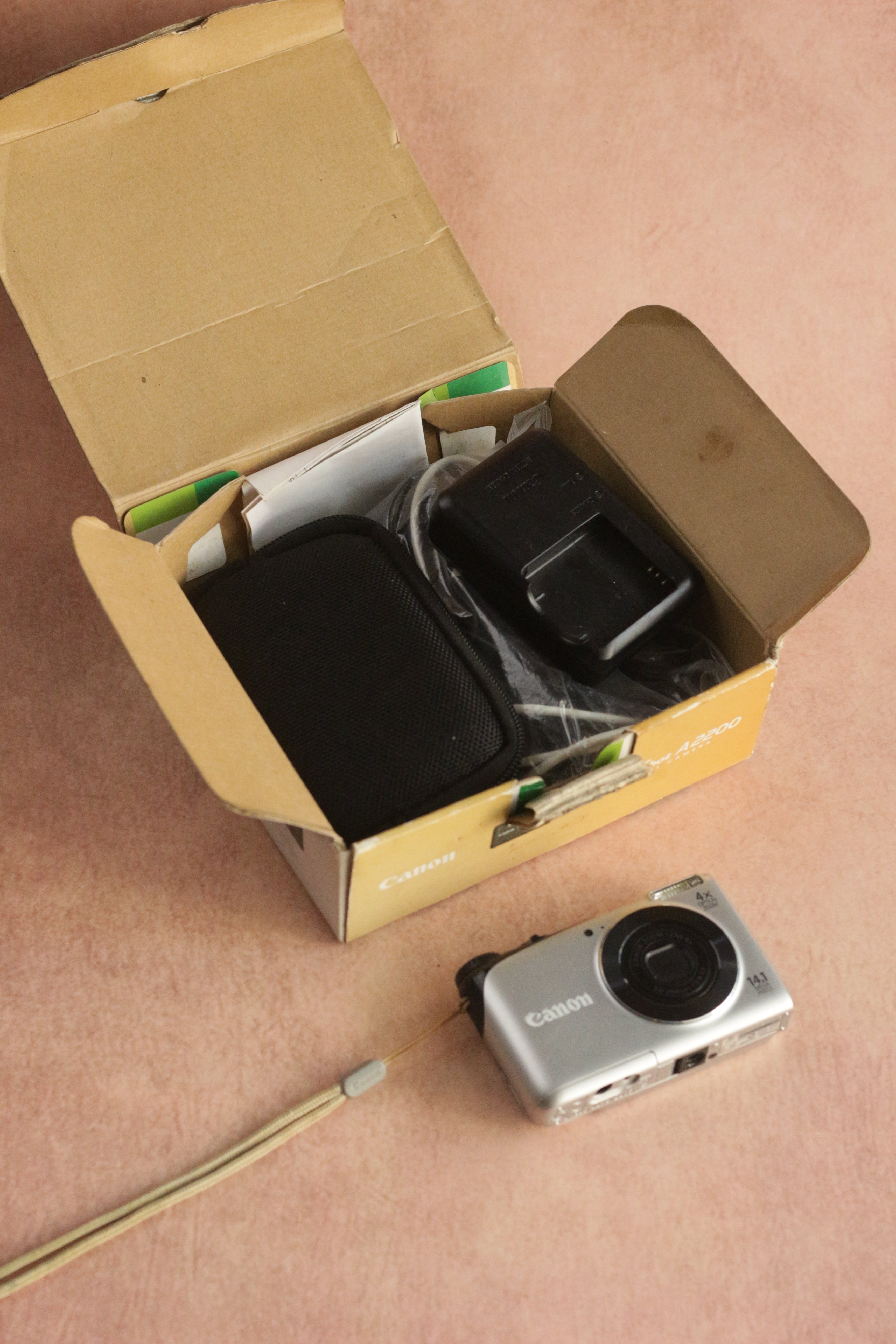 Canon PowerShot A2200 + original box
