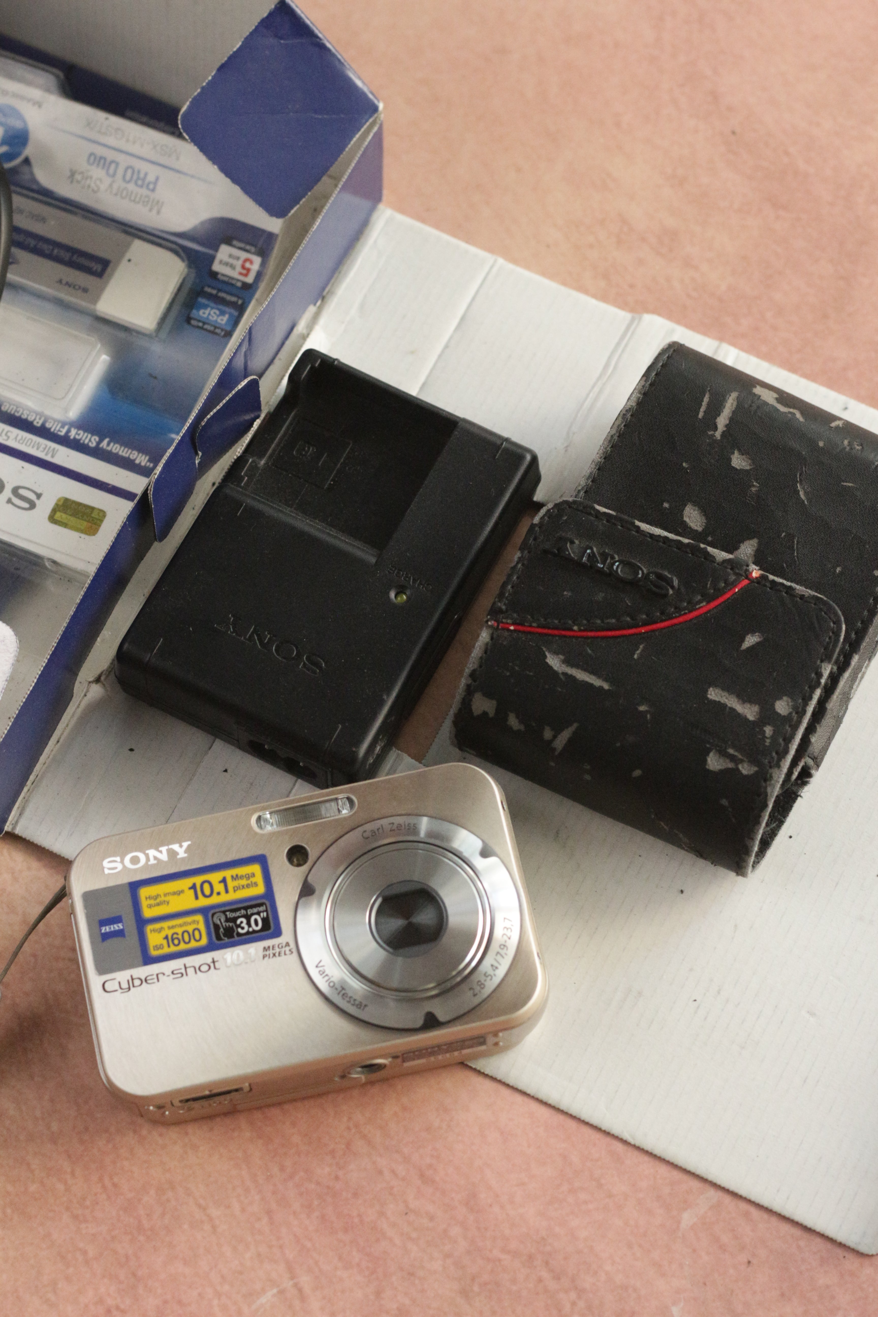 Sony Cyber-shot DSC-N2 + original box