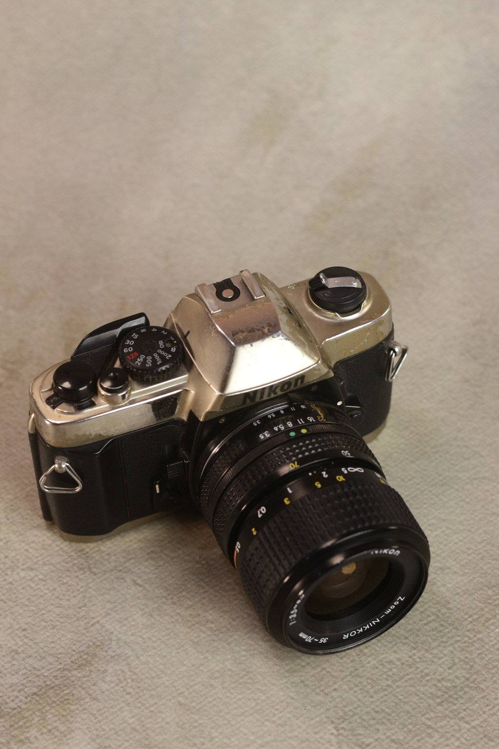 Nikon FM10 + Zoom-Nikkor 35-70mm