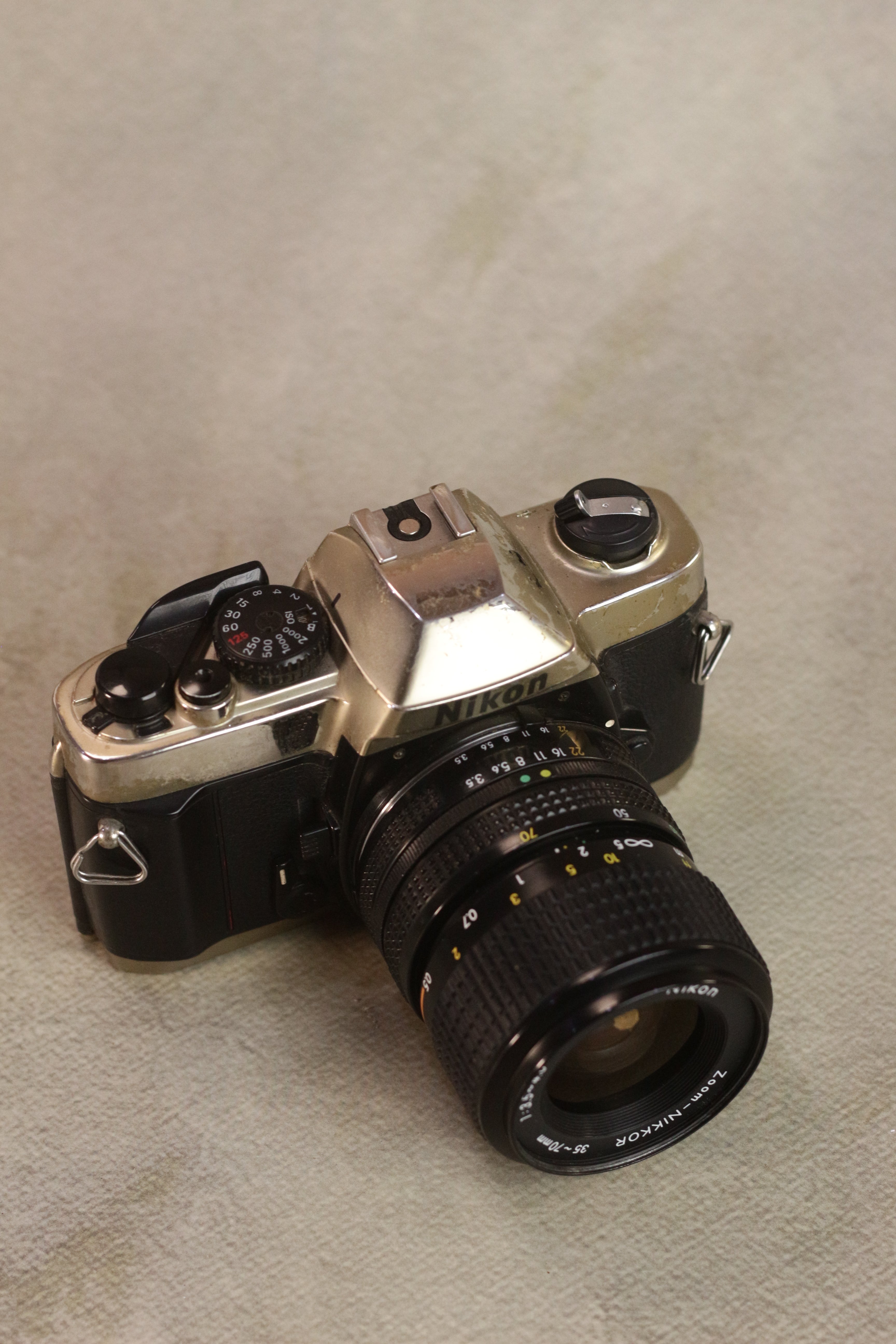 Nikon FM10 + Zoom-Nikkor 35-70mm