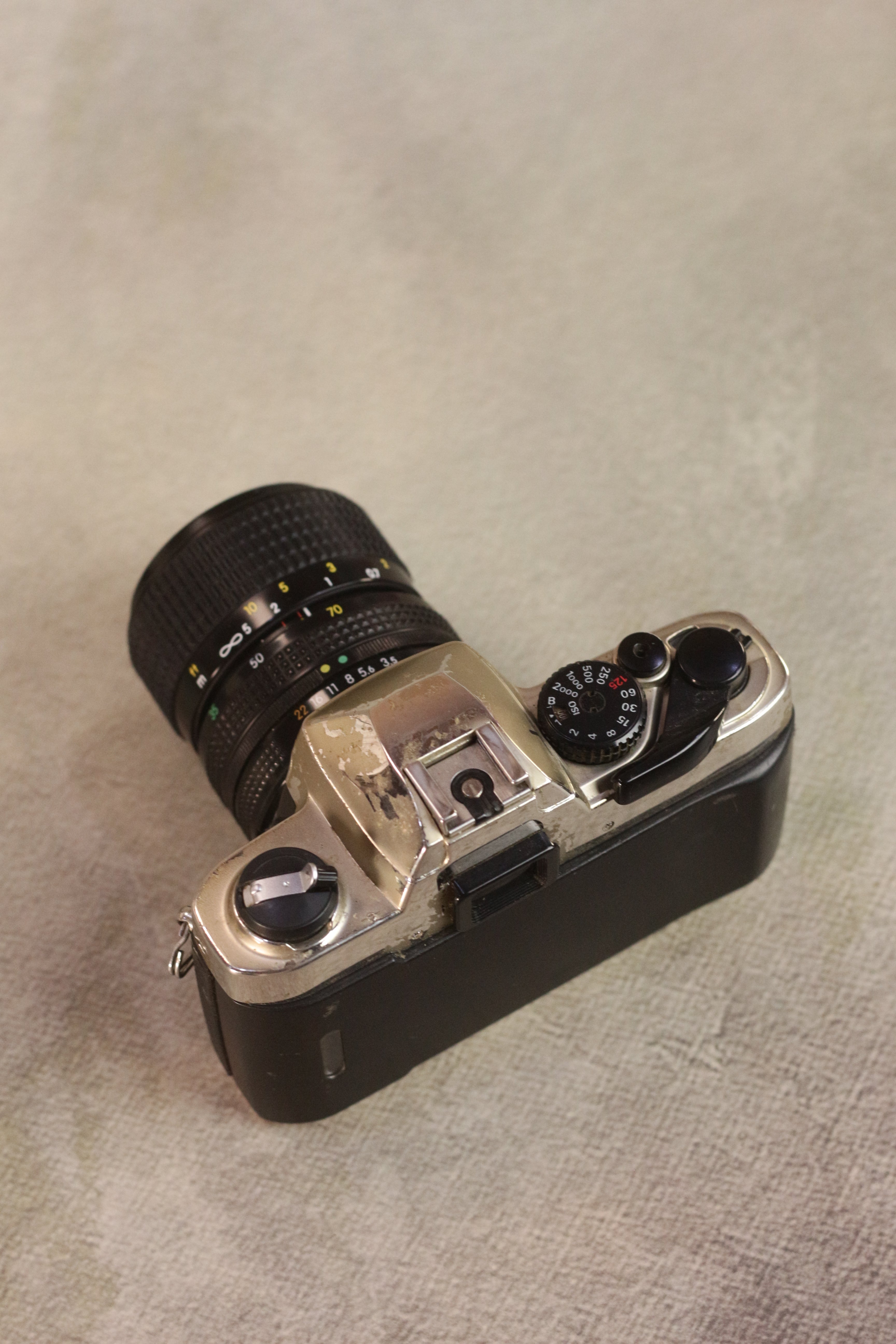 Nikon FM10 + Zoom-Nikkor 35-70mm