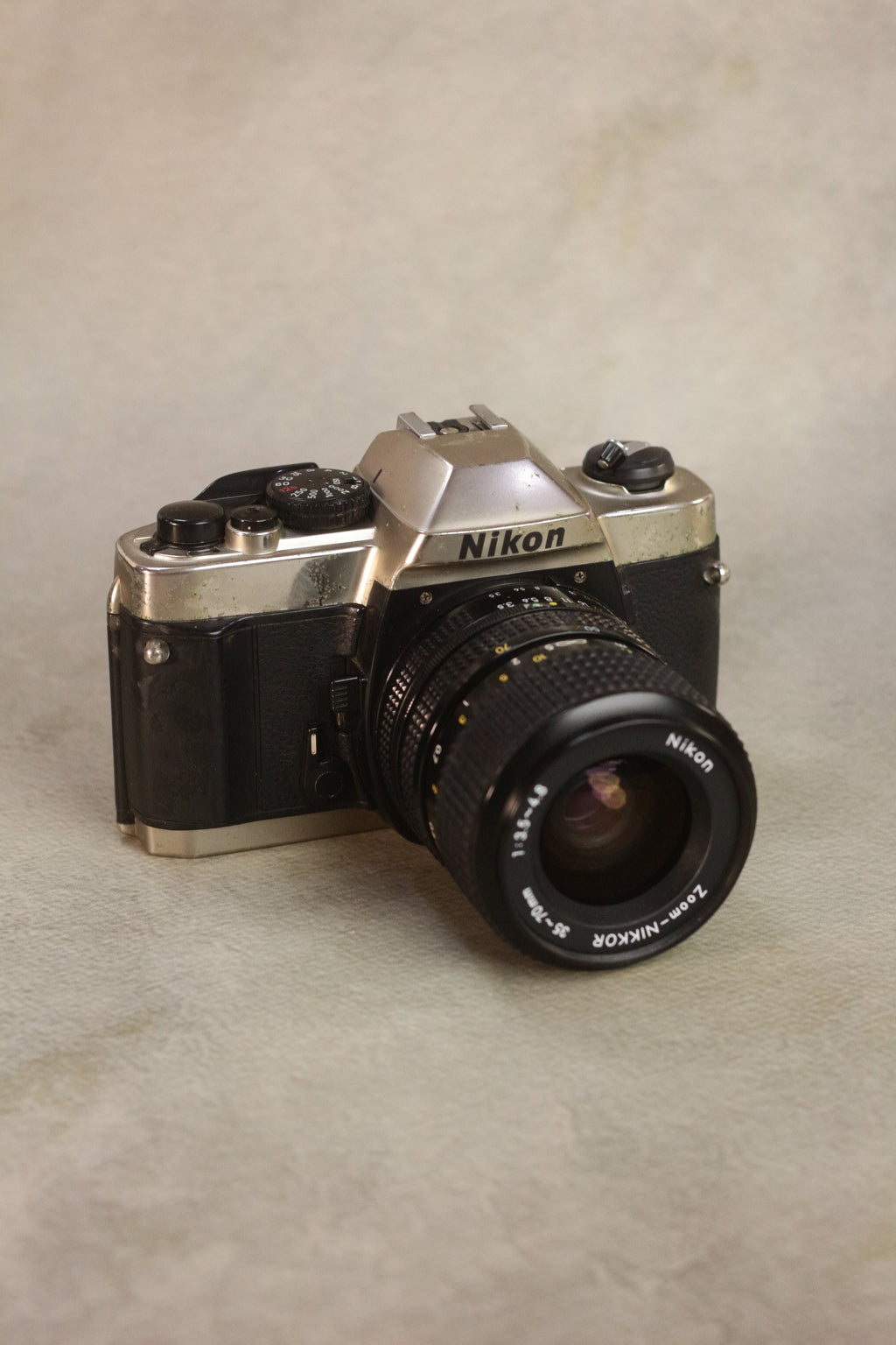 Nikon FM10 + Zoom-Nikkor 35-70mm