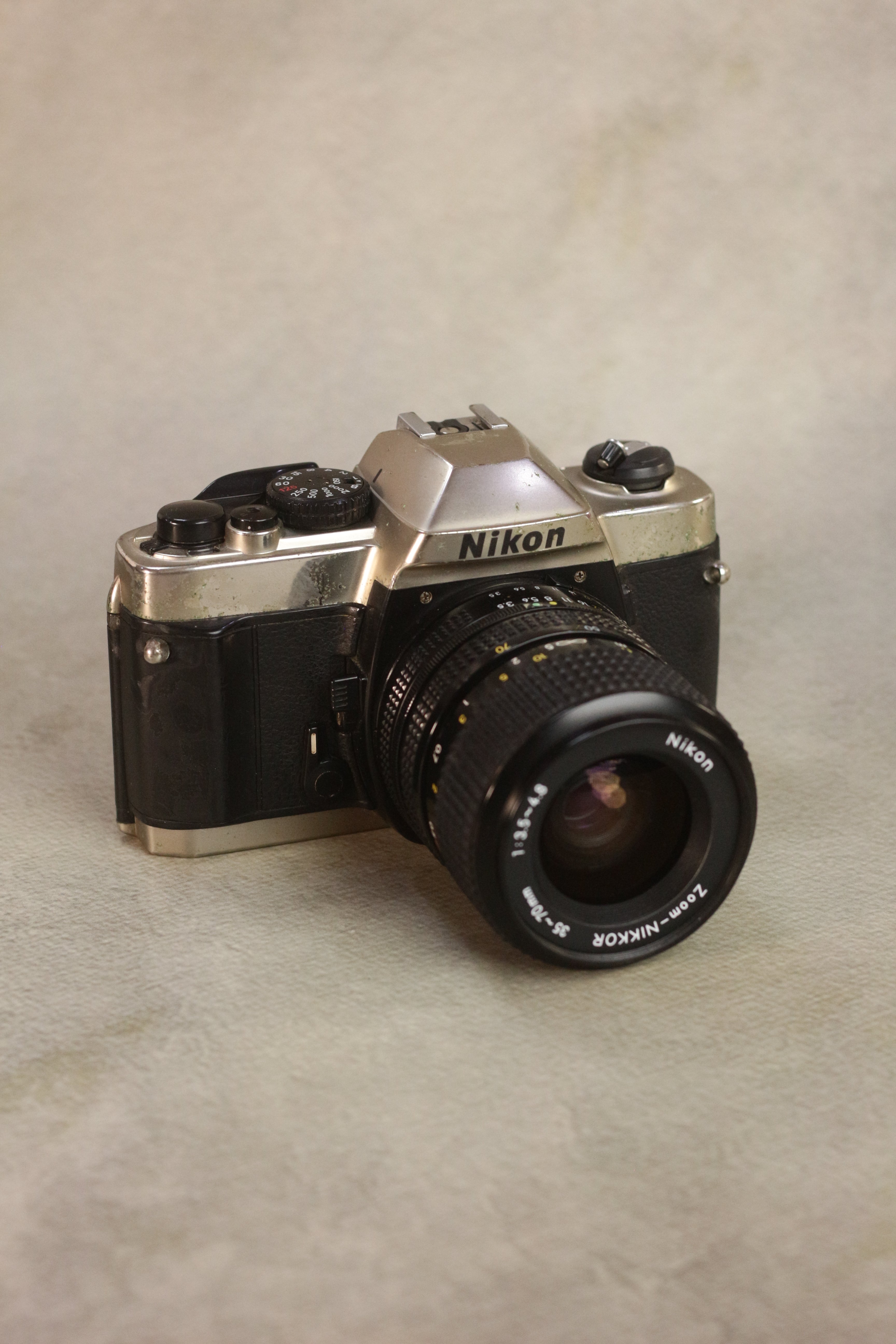 Nikon FM10 + Zoom-Nikkor 35-70mm