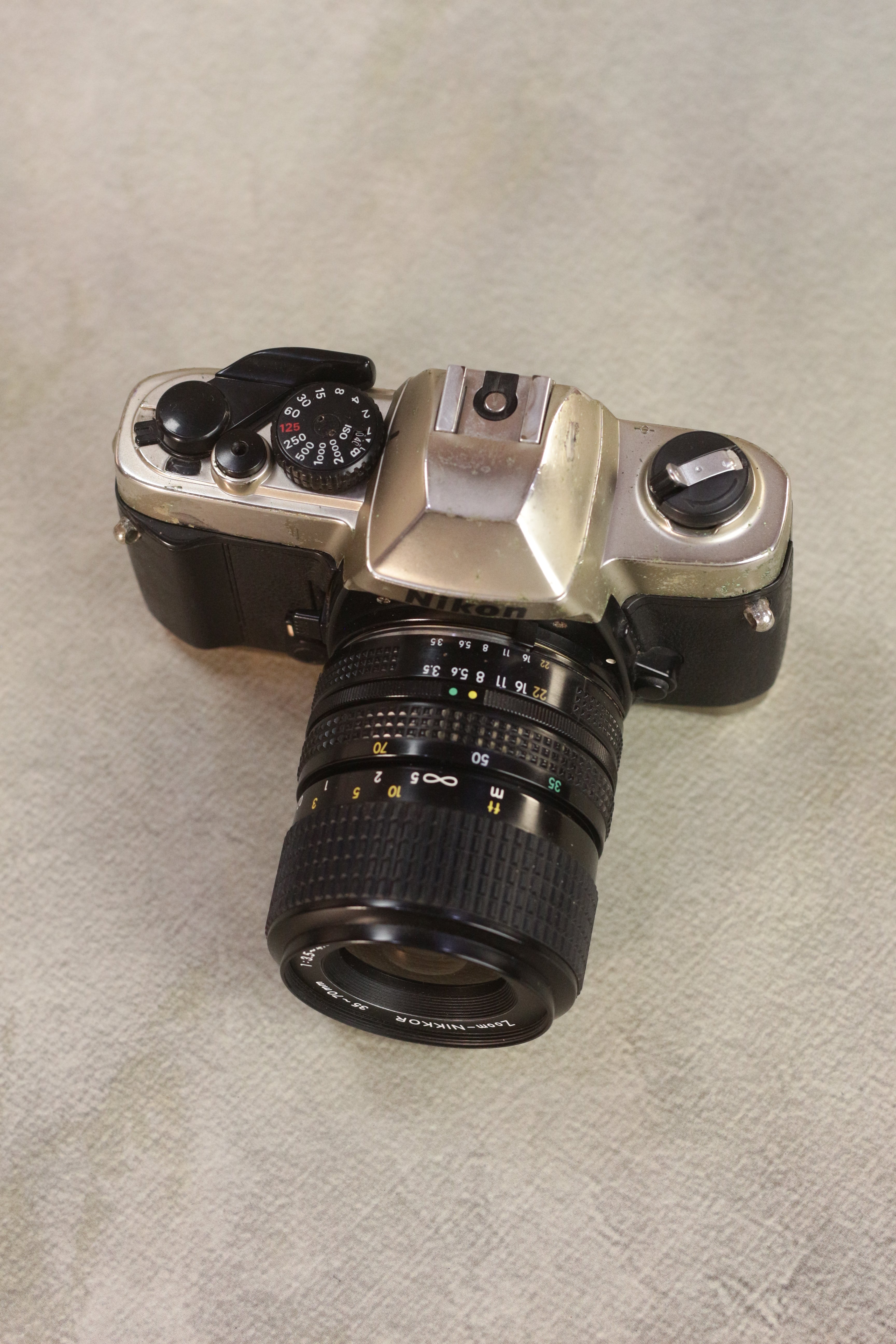 Nikon FM10 + Zoom-Nikkor 35-70mm