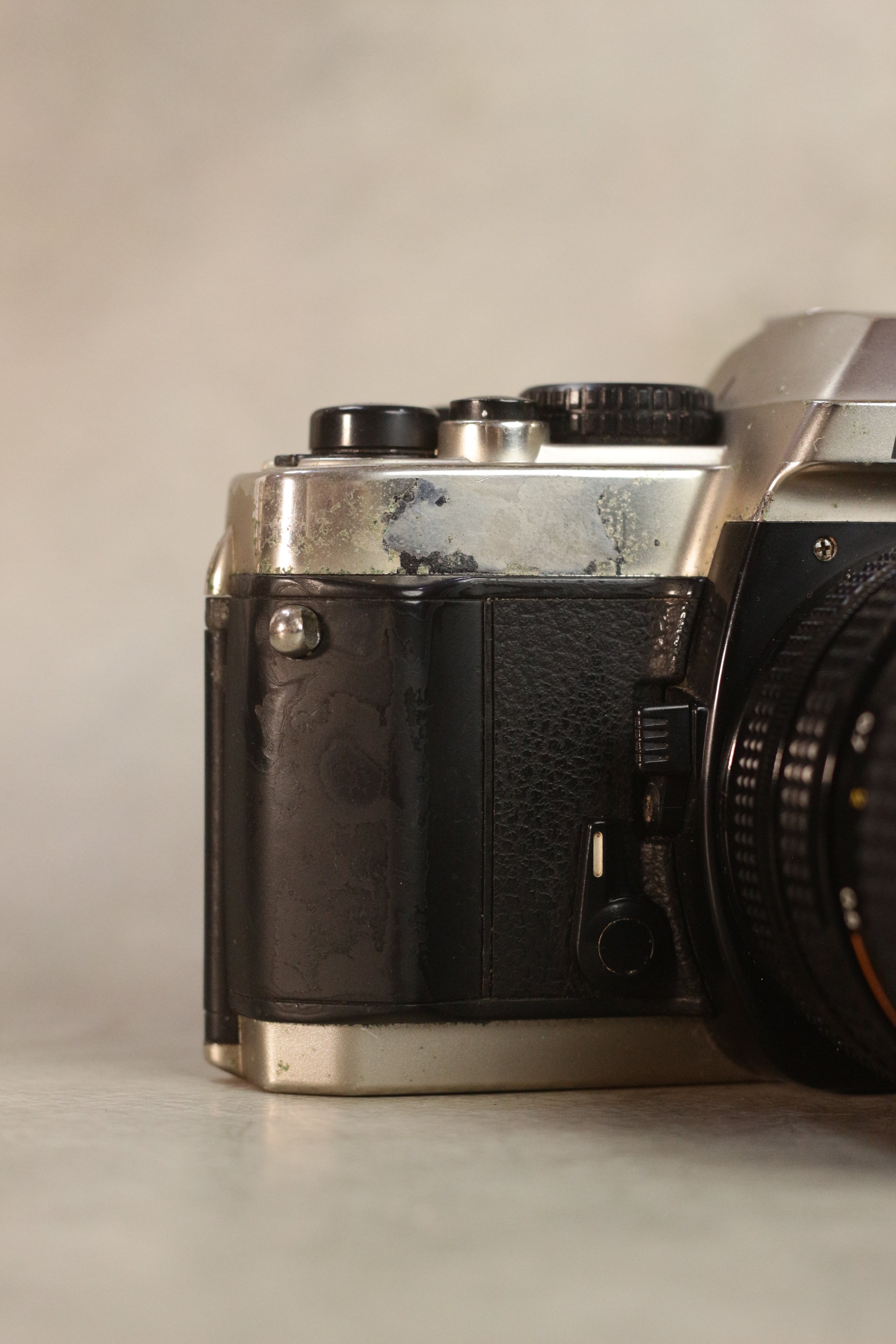 Nikon FM10 + Zoom-Nikkor 35-70mm