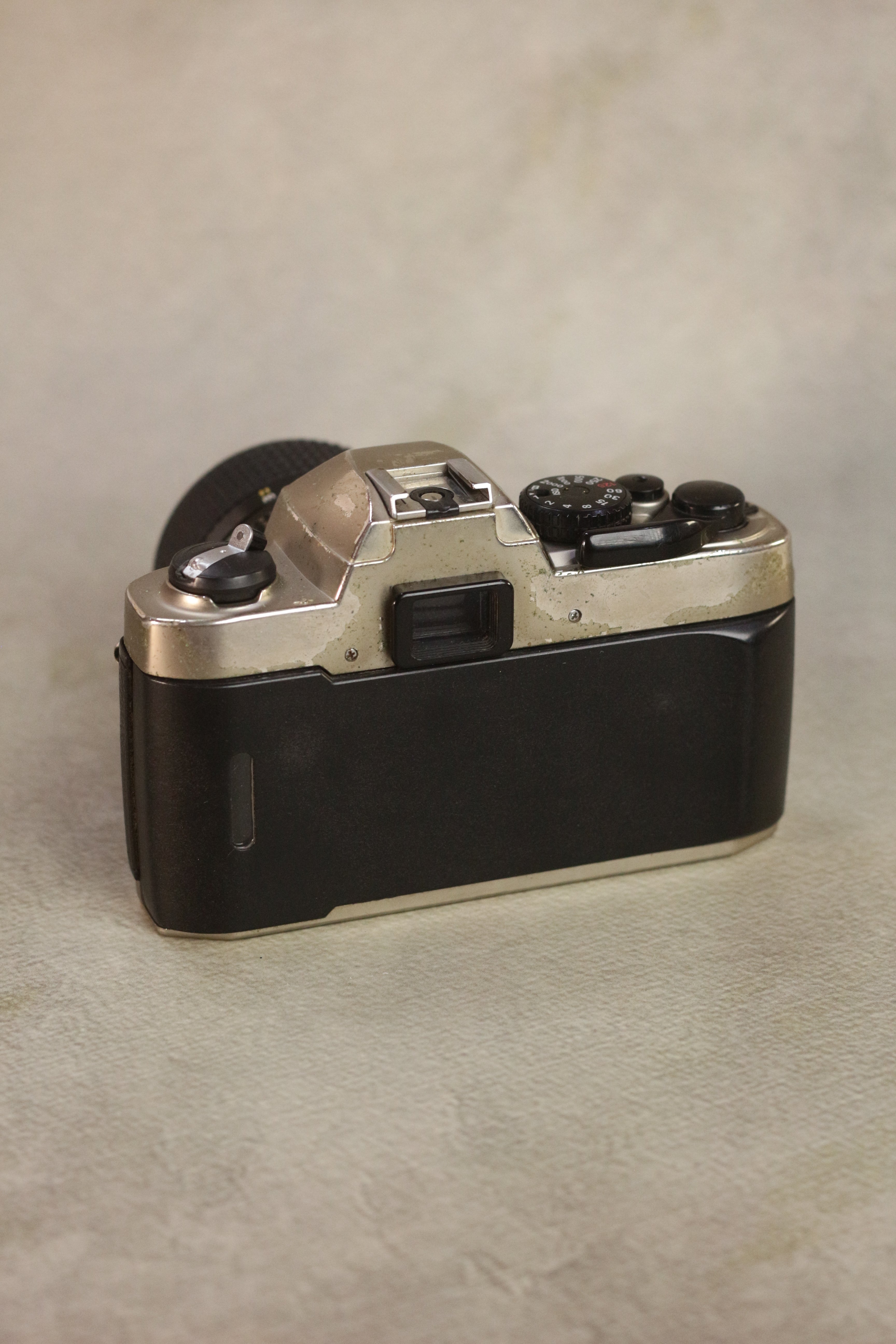 Nikon FM10 + Zoom-Nikkor 35-70mm
