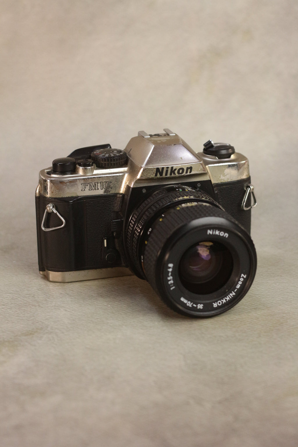 Nikon FM10 + Zoom-Nikkor 35-70mm
