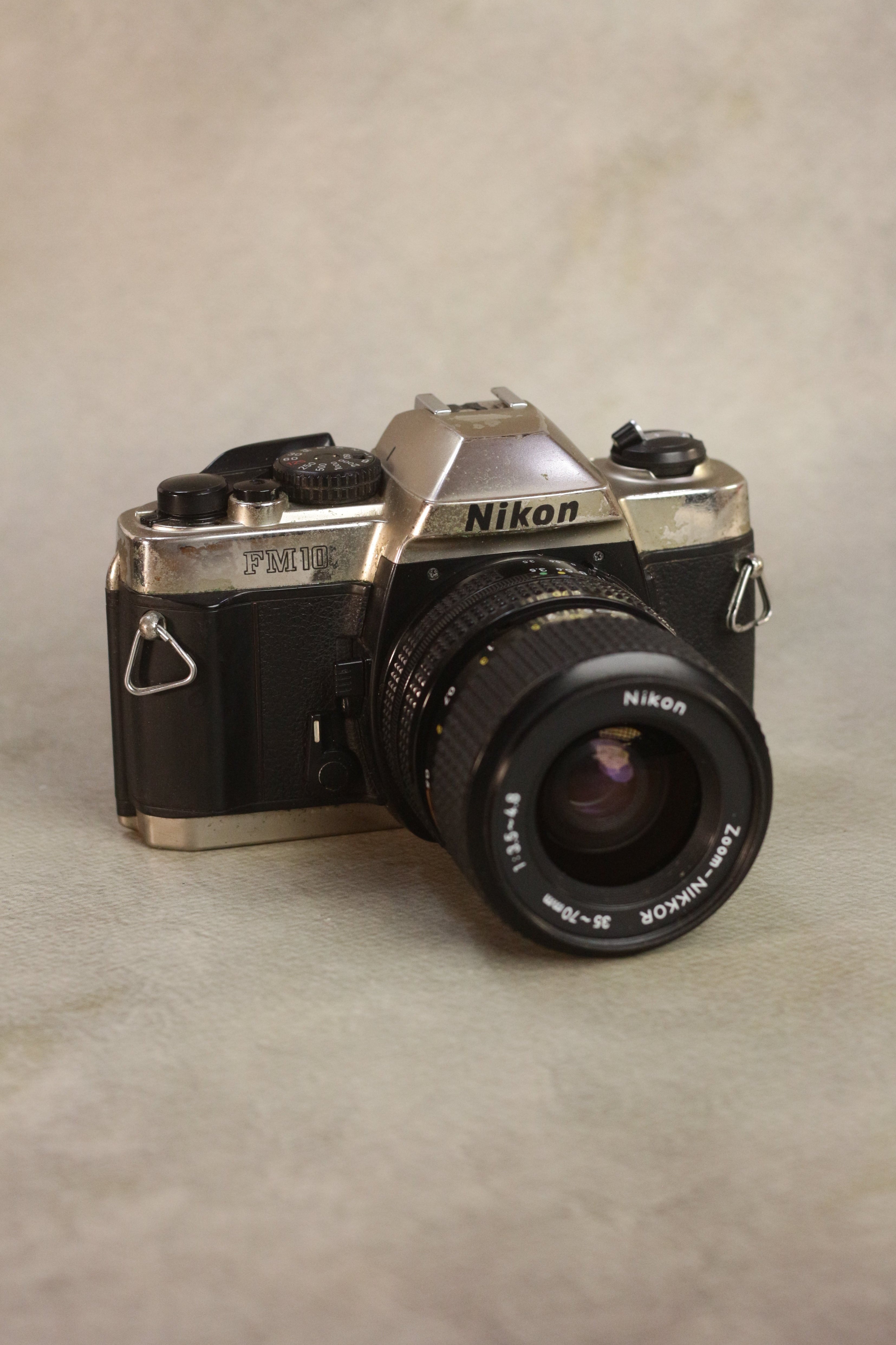 Nikon FM10 + Zoom-Nikkor 35-70mm