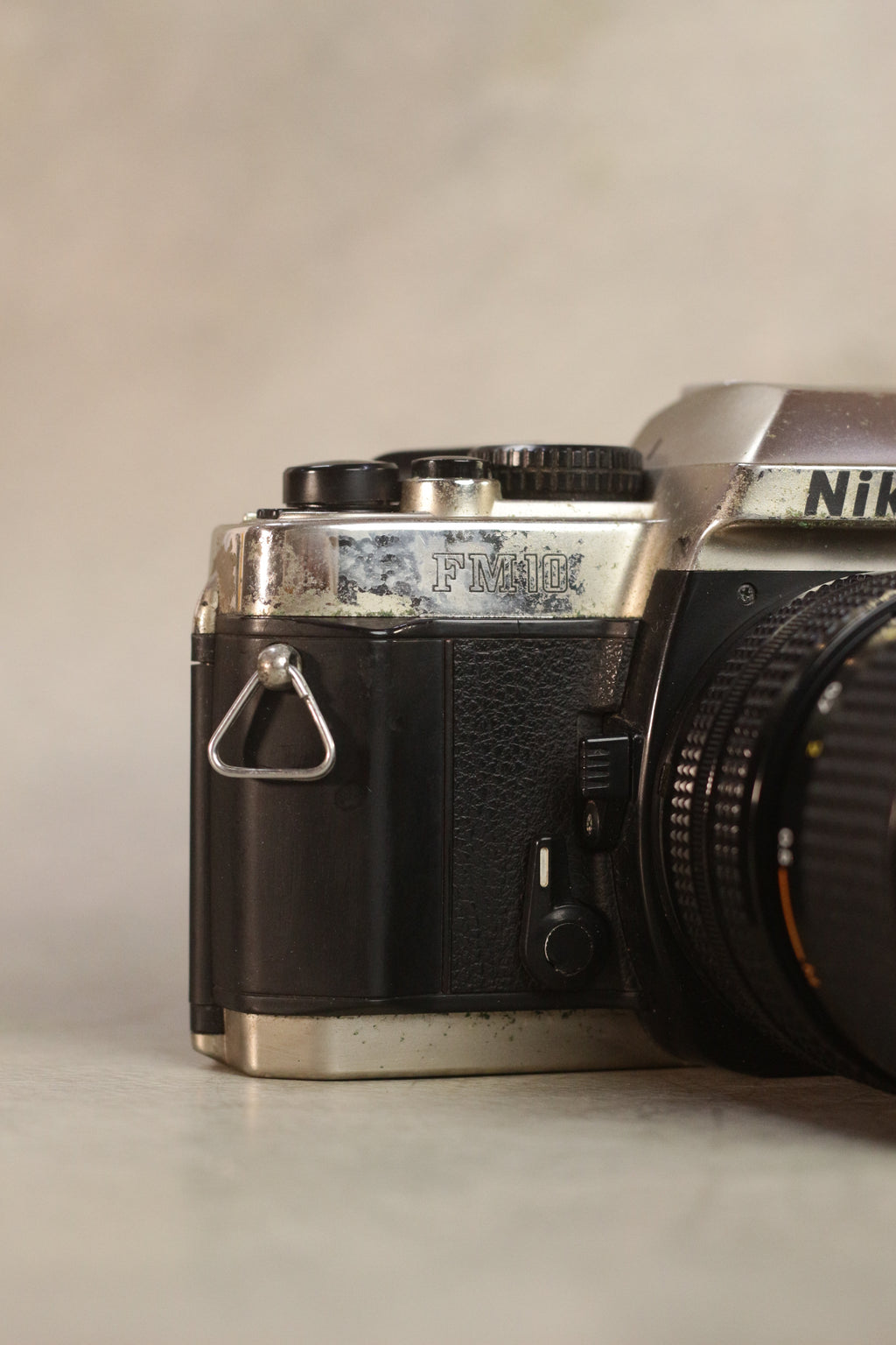 Nikon FM10 + Zoom-Nikkor 35-70mm
