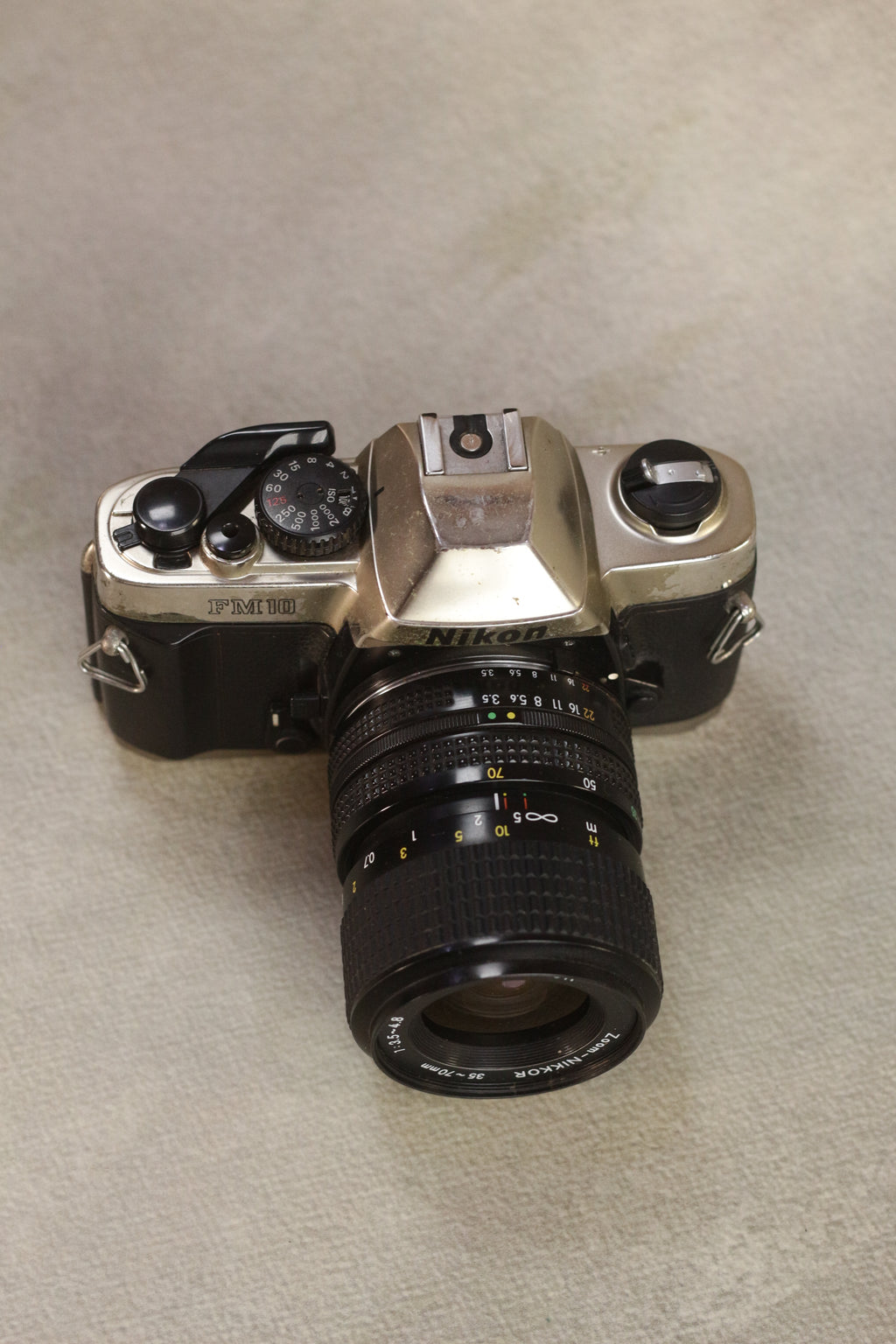 Nikon FM10 + Zoom-Nikkor 35-70mm