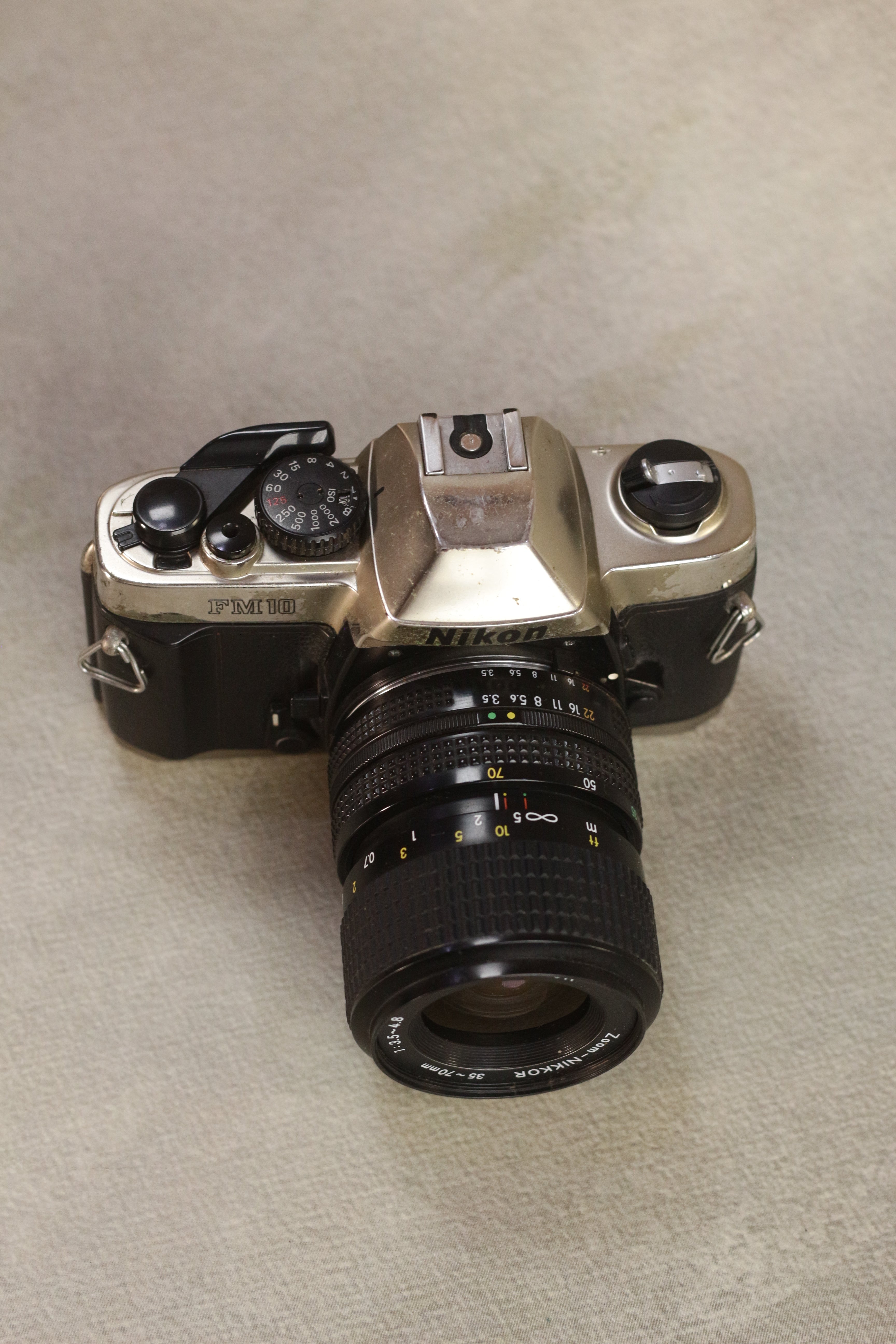 Nikon FM10 + Zoom-Nikkor 35-70mm