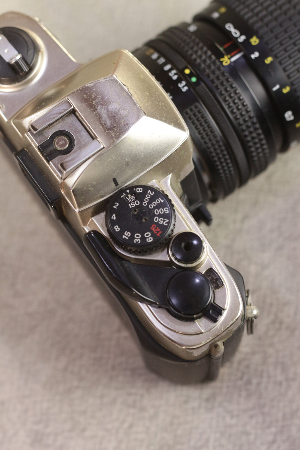 Nikon FM10 + Zoom-Nikkor 35-70mm