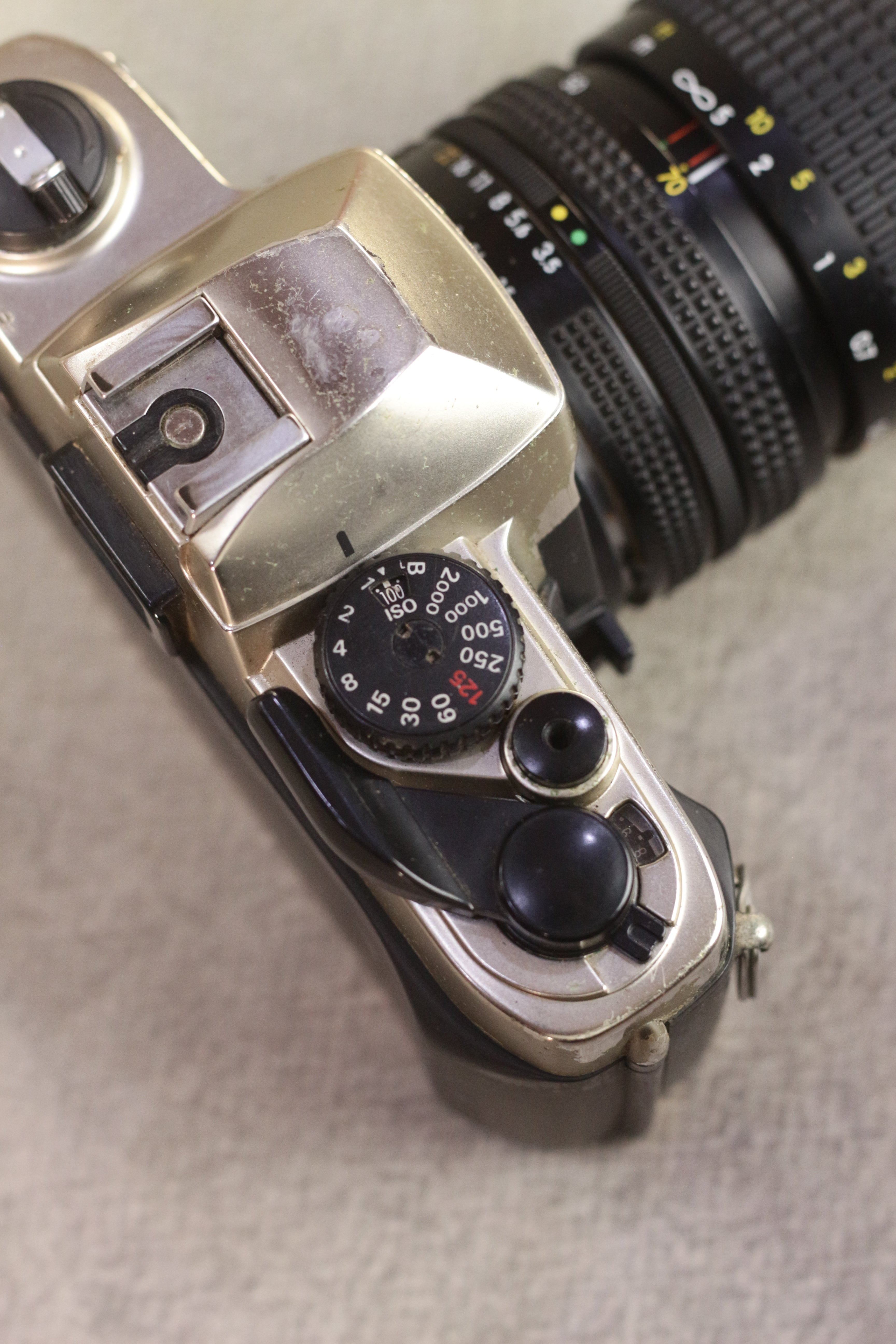Nikon FM10 + Zoom-Nikkor 35-70mm