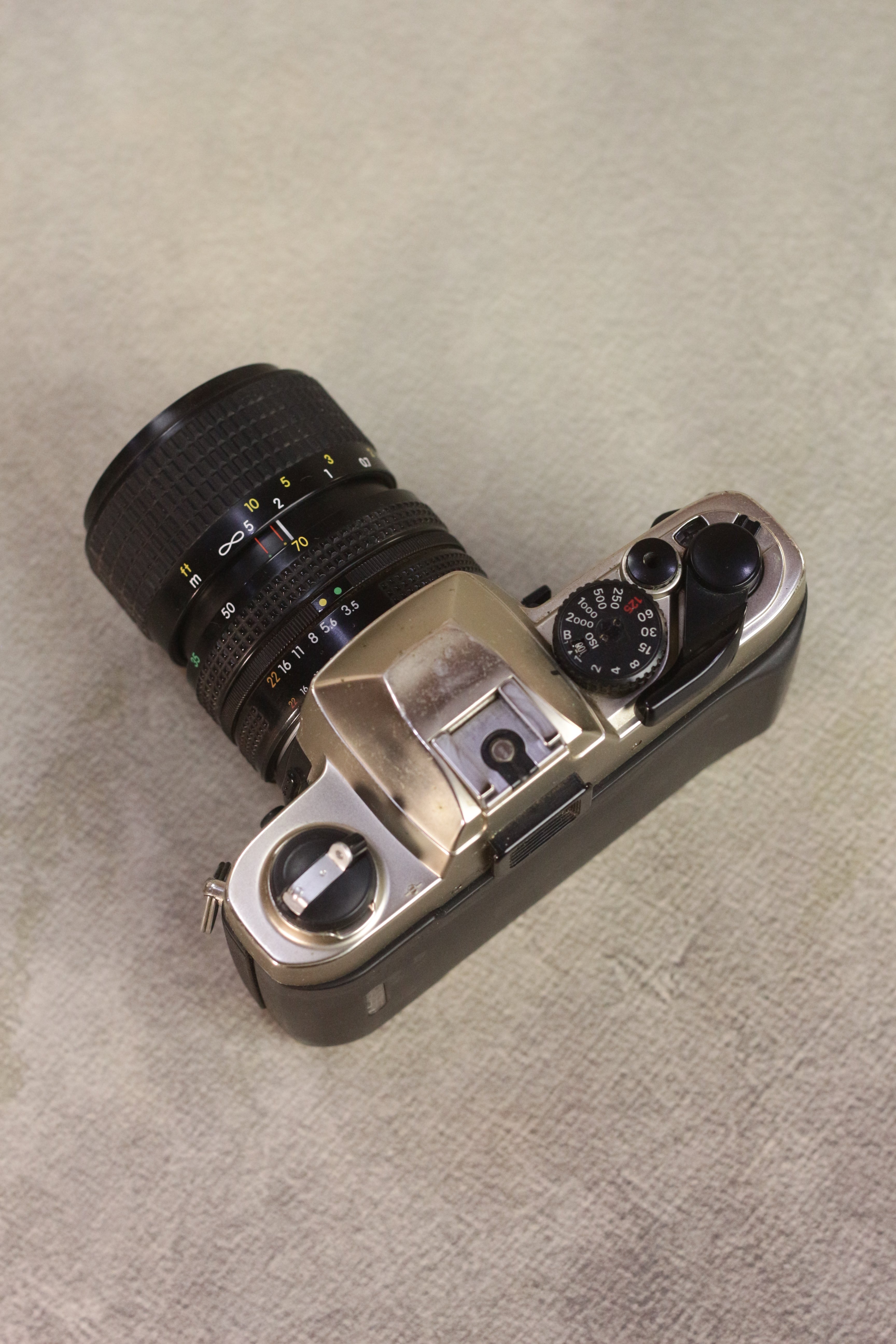 Nikon FM10 + Zoom-Nikkor 35-70mm