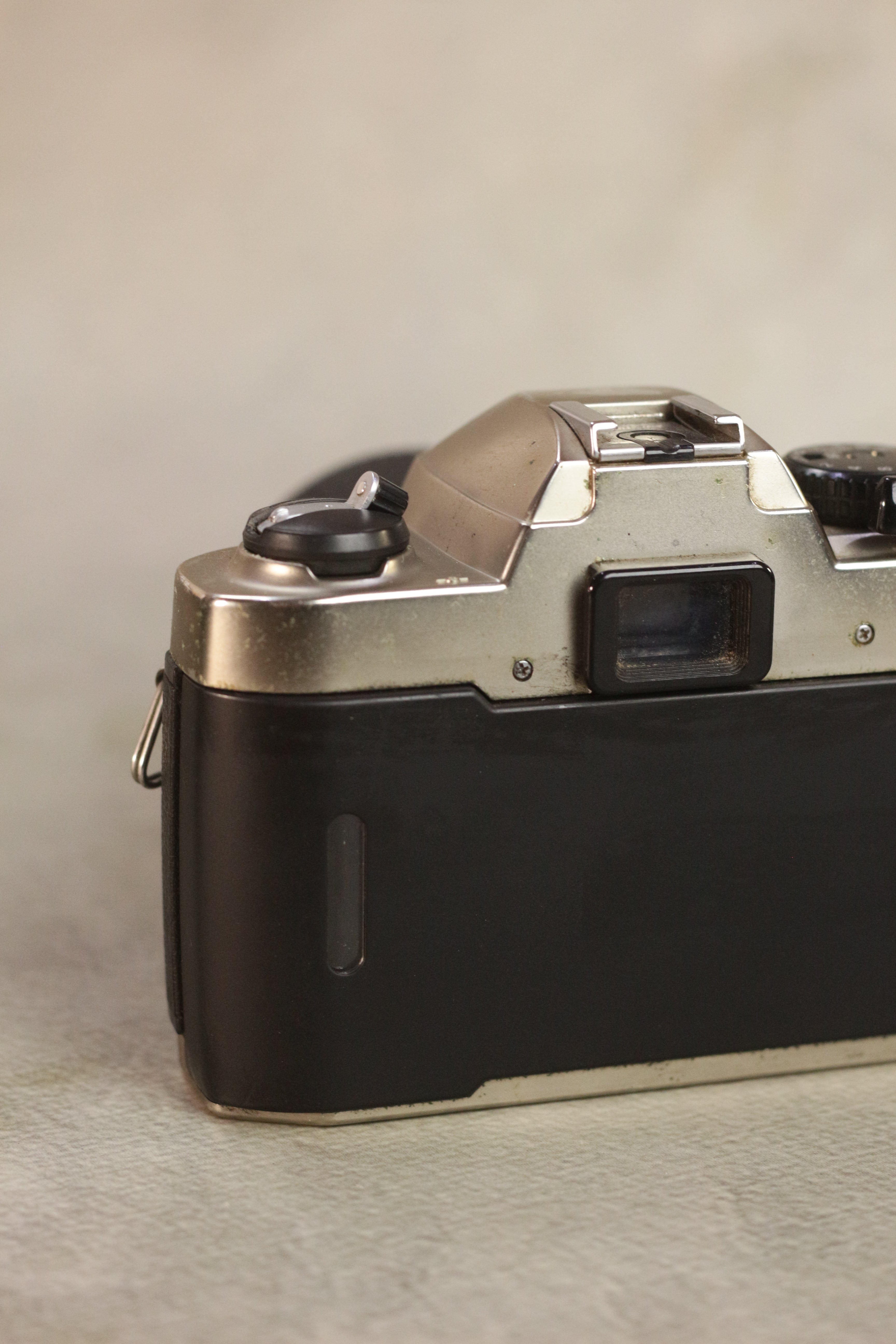 Nikon FM10 + Zoom-Nikkor 35-70mm