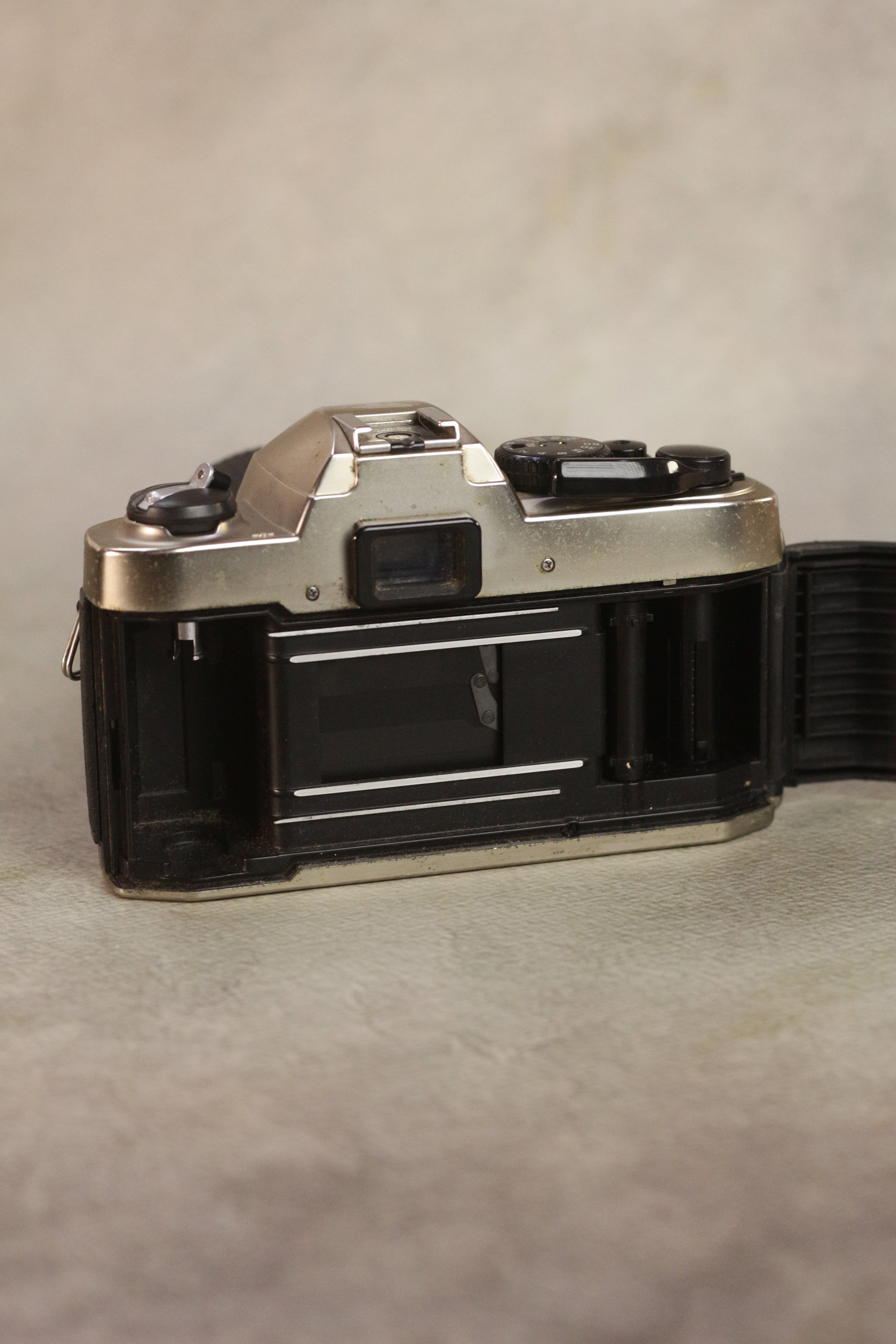 Nikon FM10 + Zoom-Nikkor 35-70mm