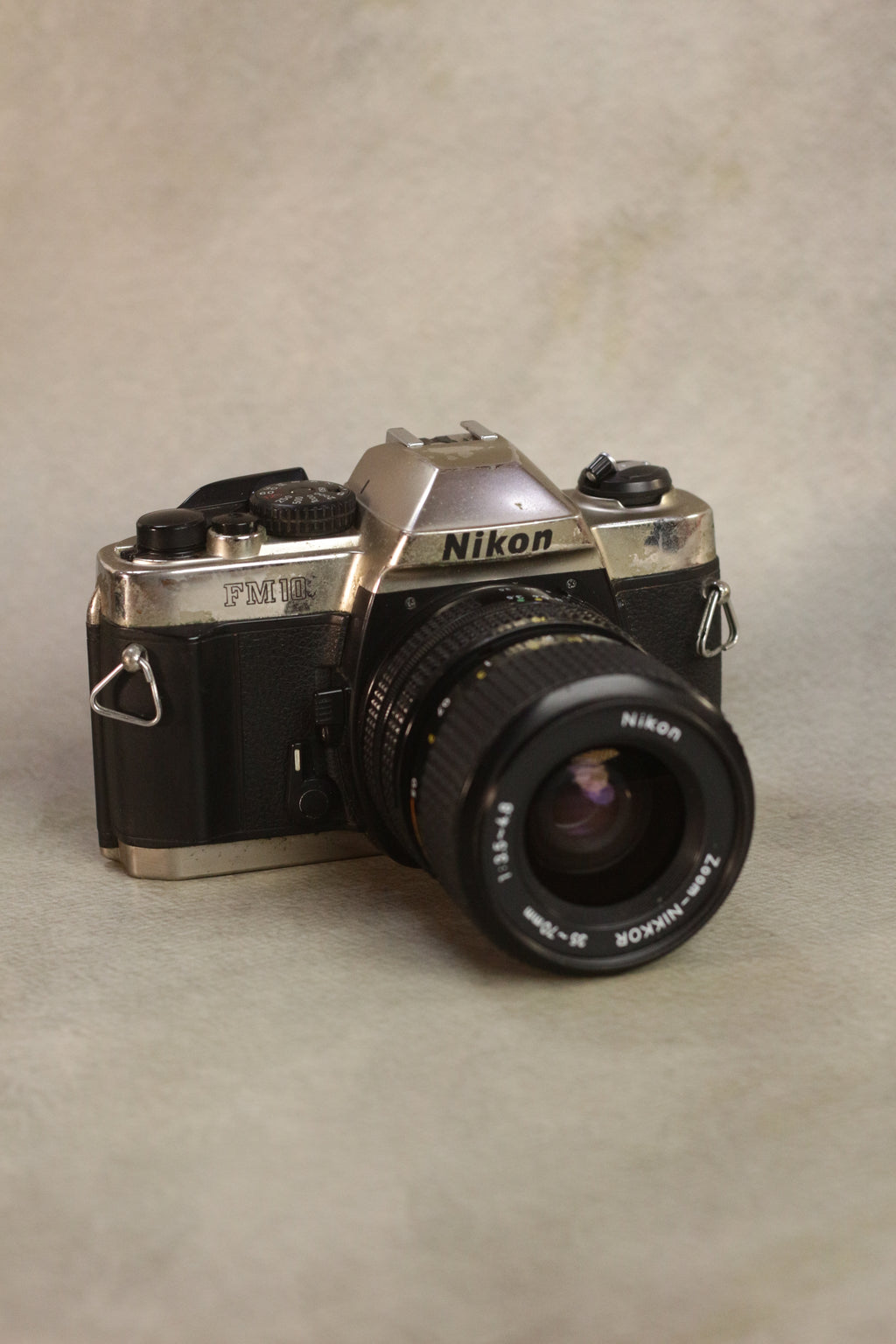 Nikon FM10 + Zoom-Nikkor 35-70mm