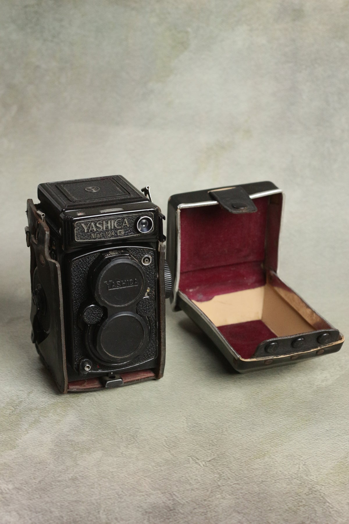 Yashica Mat-124G