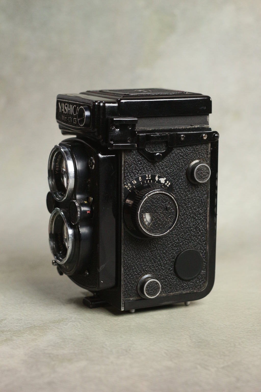Yashica Mat-124G