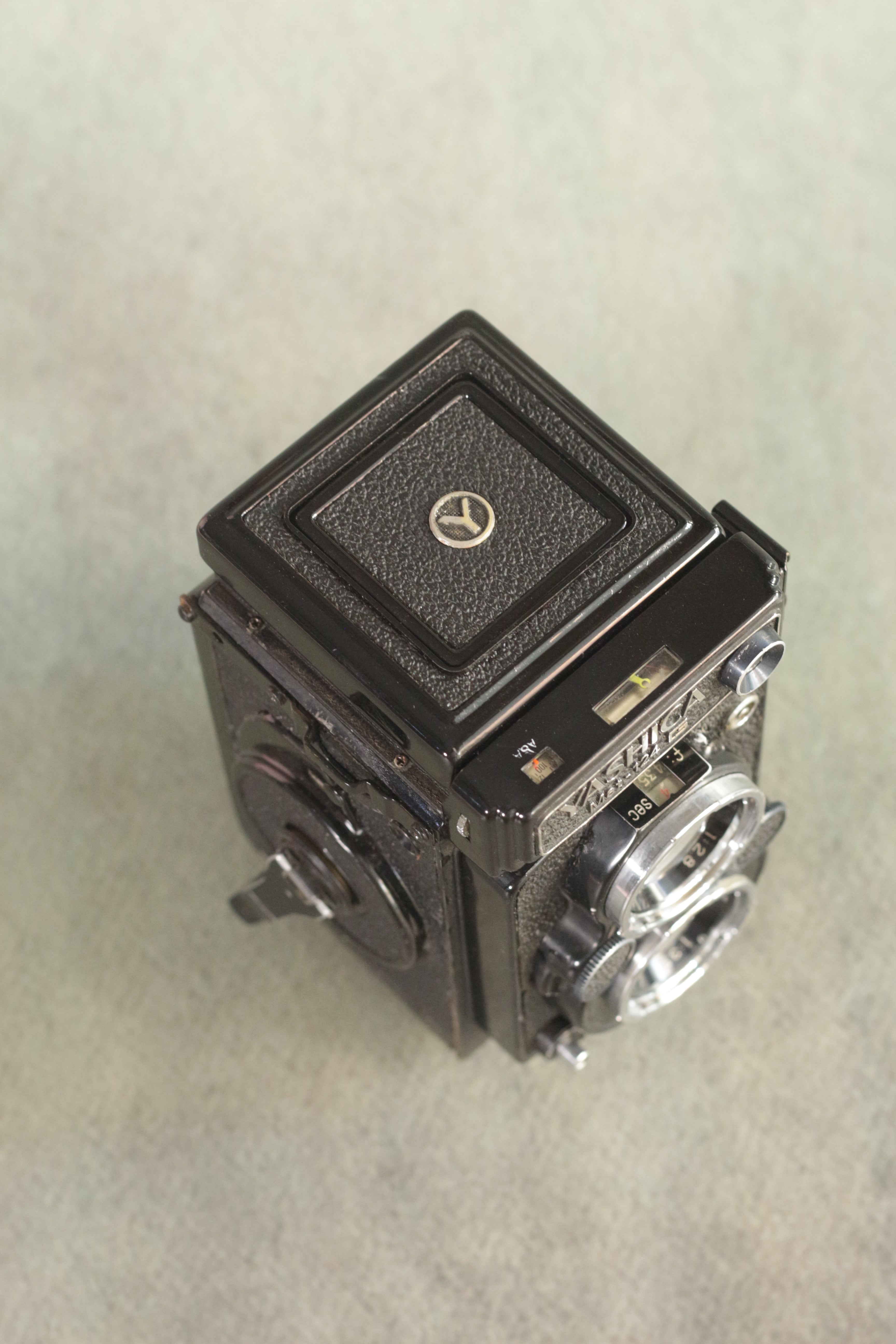 Yashica Mat-124G
