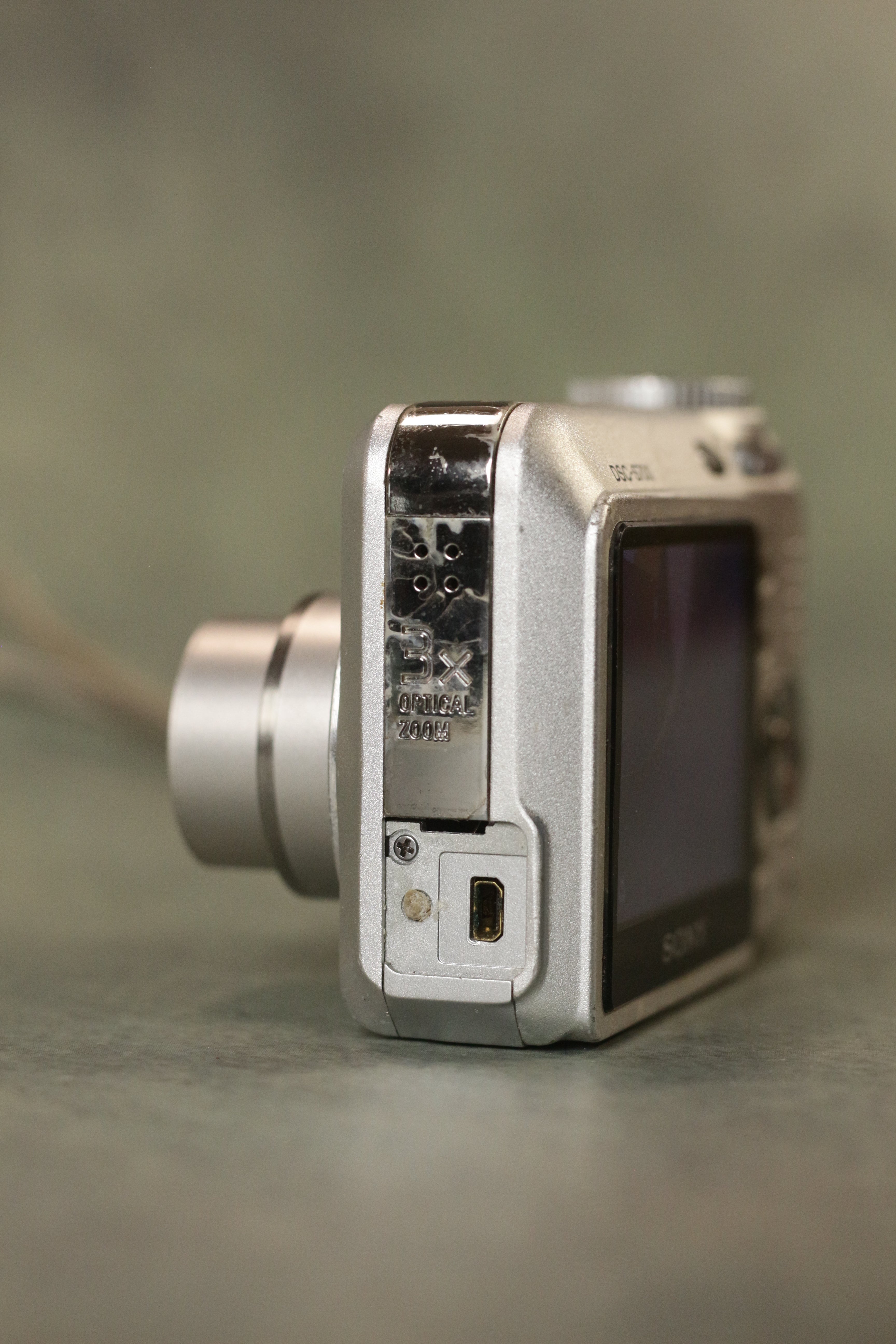 Sony Cyber-shot DSC-S700