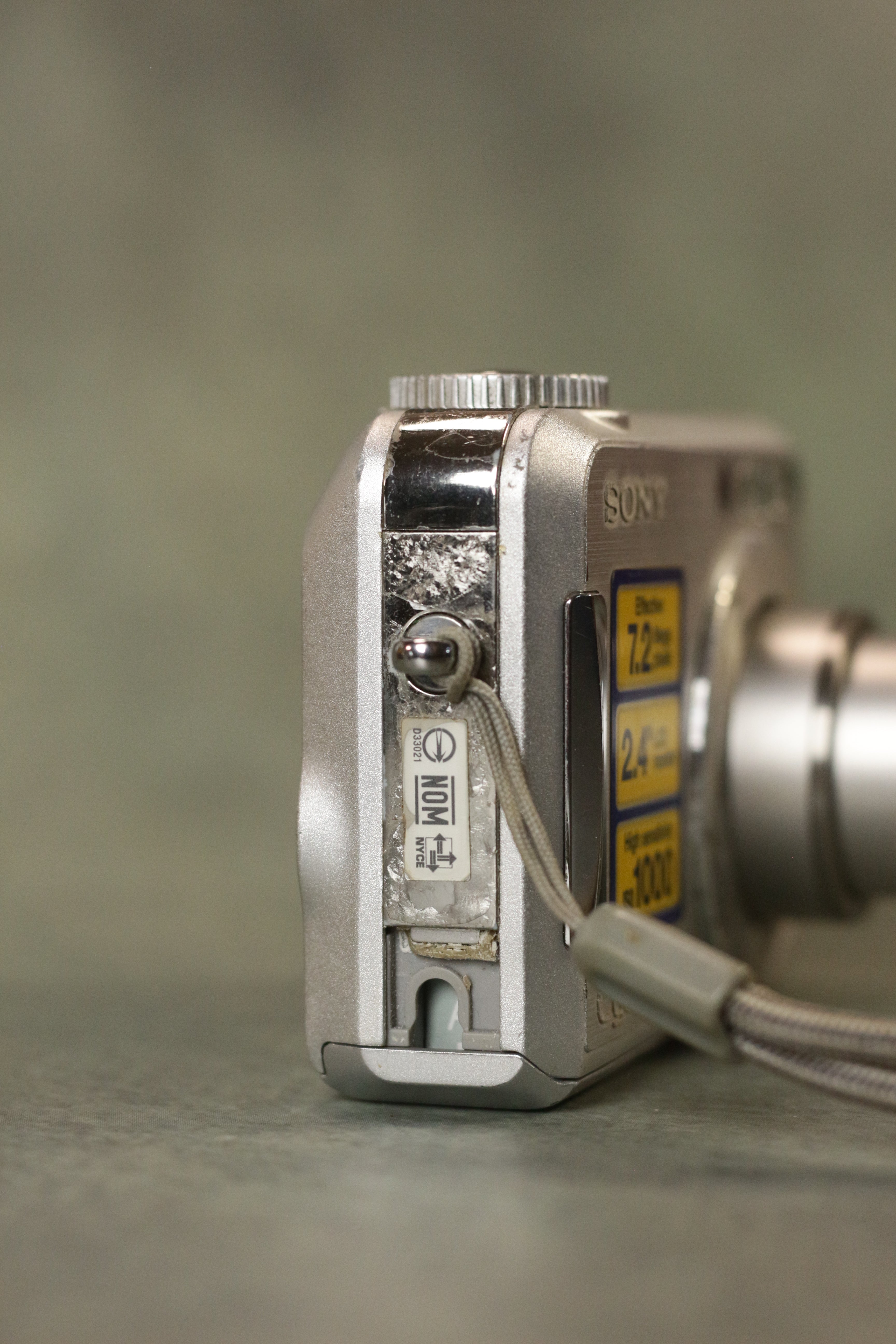 Sony Cyber-shot DSC-S700