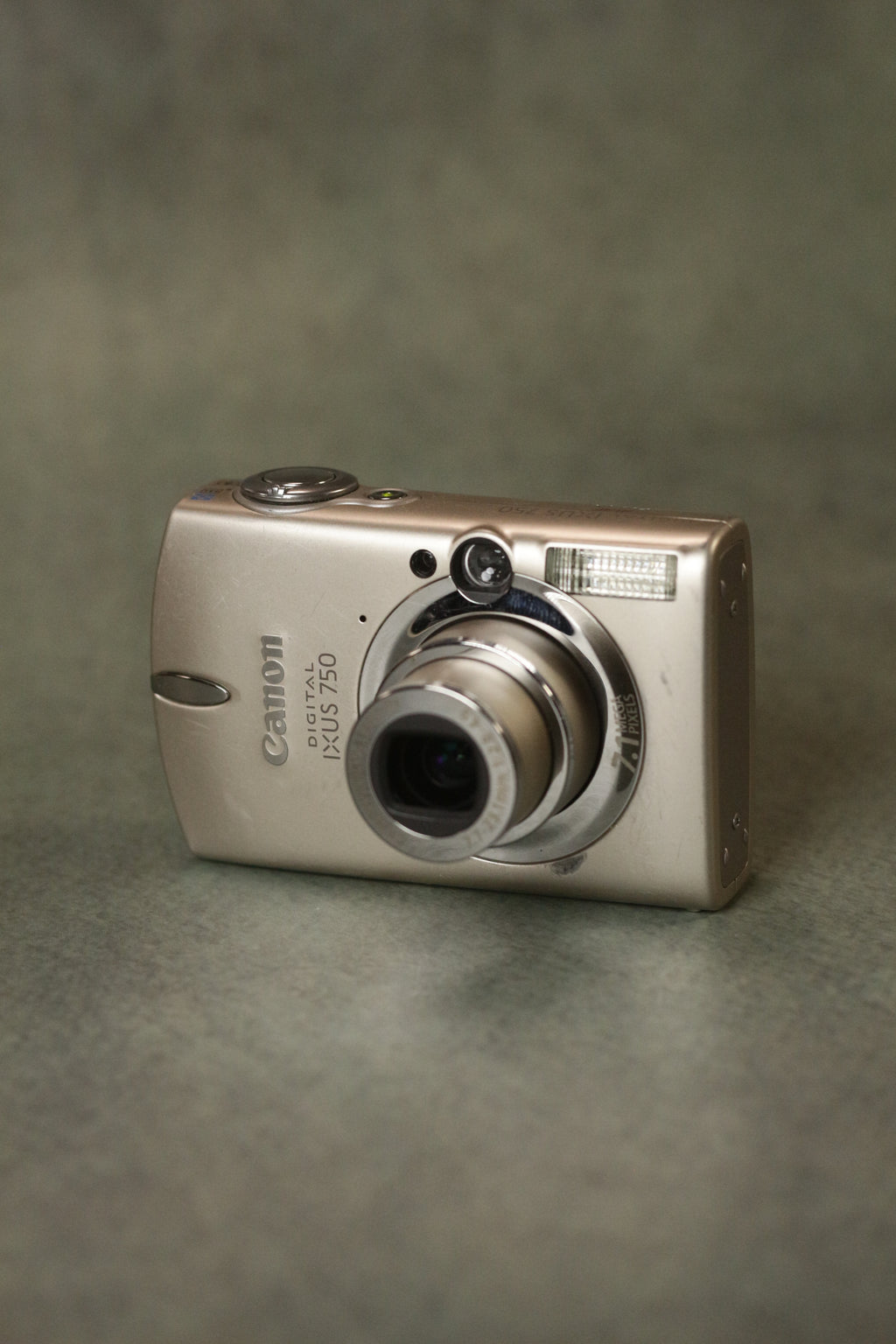 Canon Digital IXUS 750