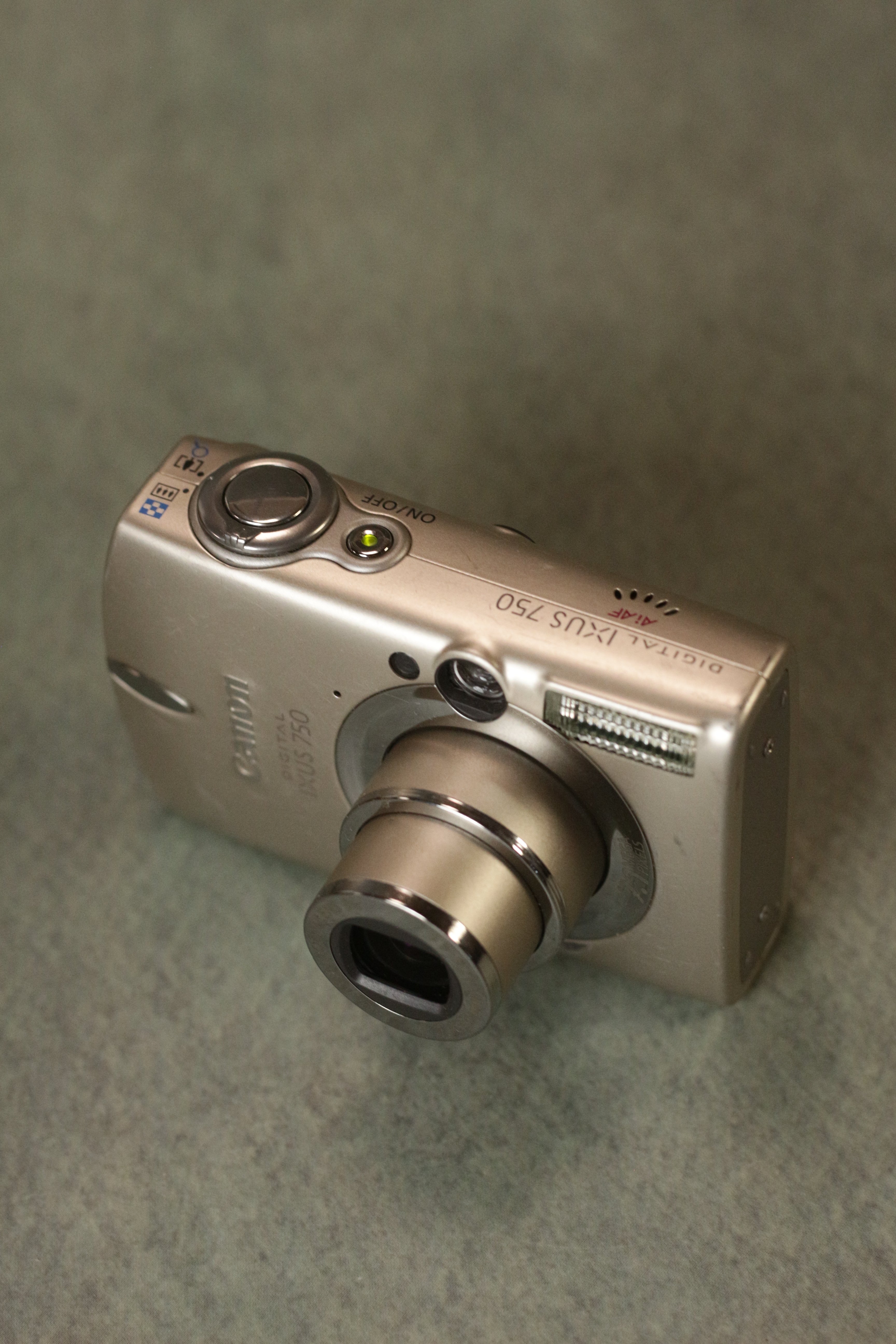 Canon Digital IXUS 750