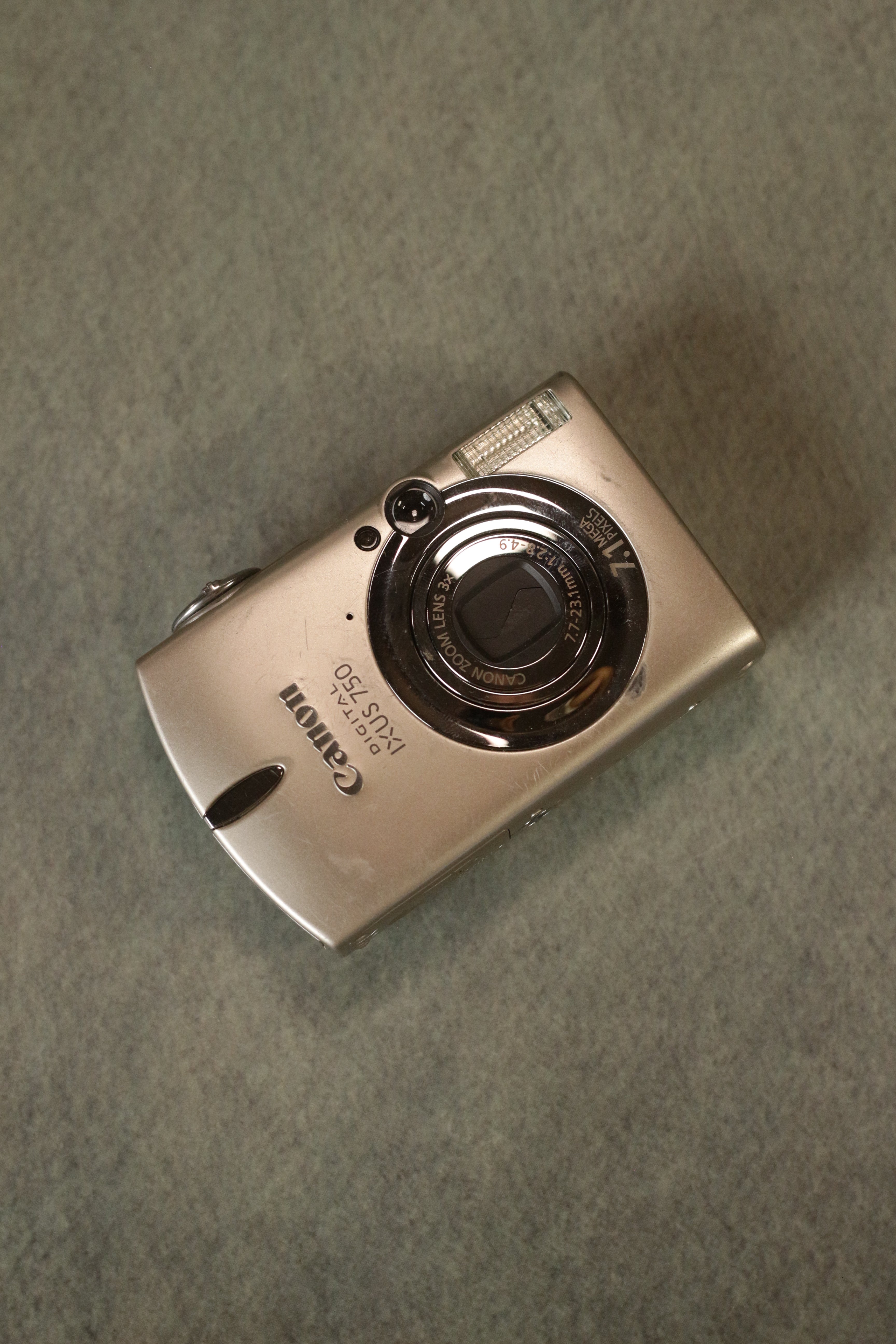 Canon Digital IXUS 750