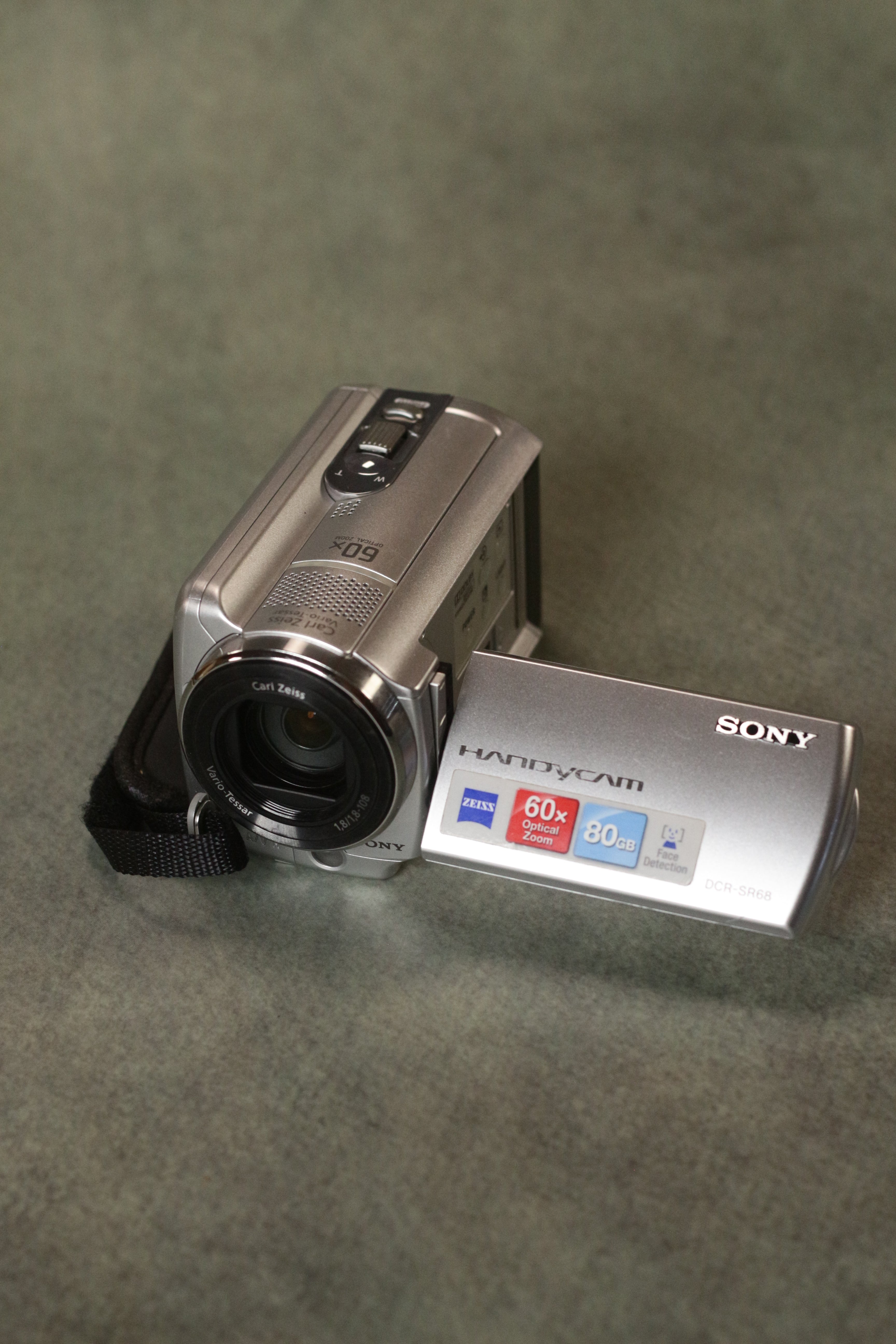 Sony Handycam DCR-SR68 (Silver)