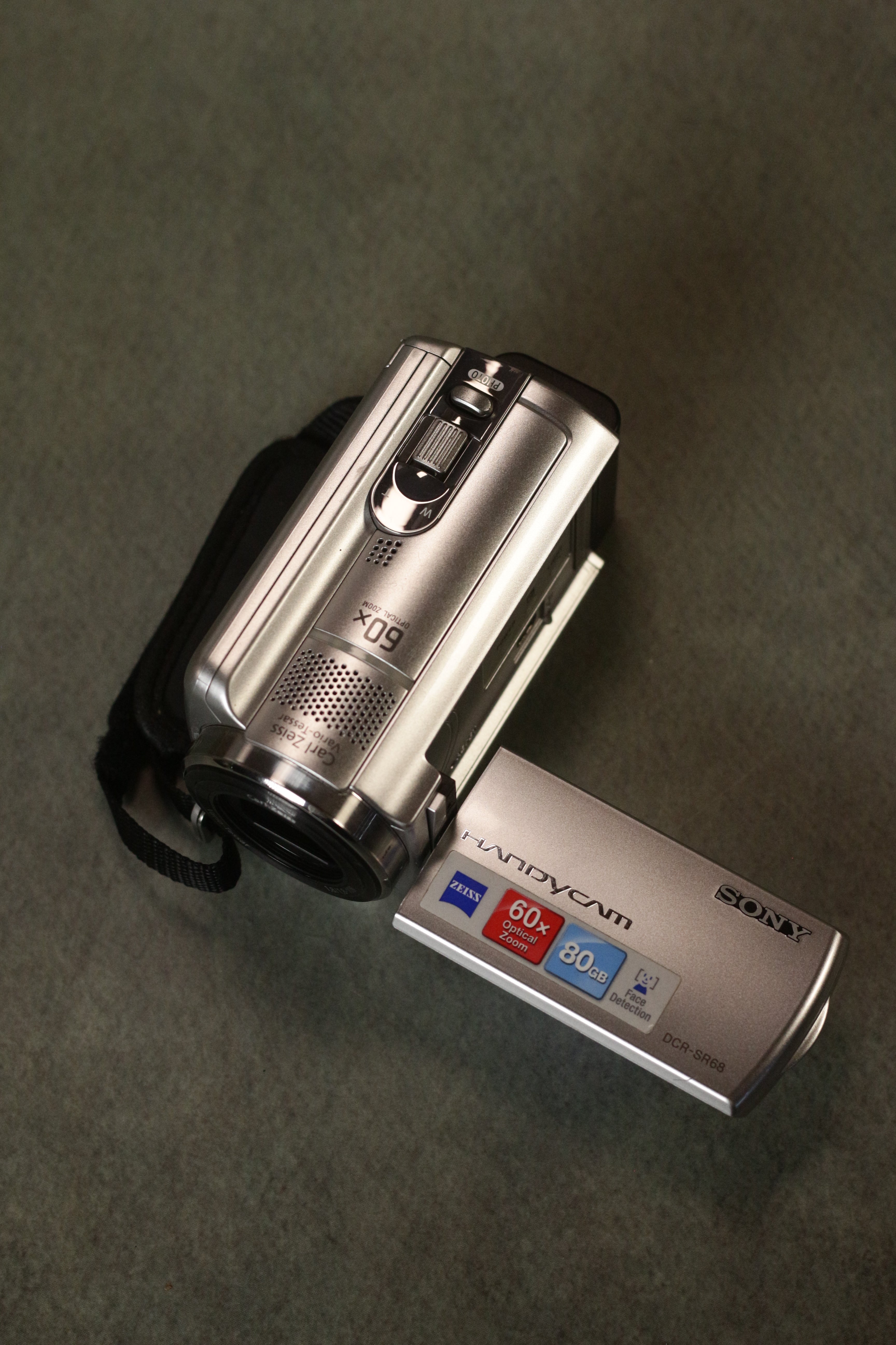 Sony Handycam DCR-SR68 (Silver)