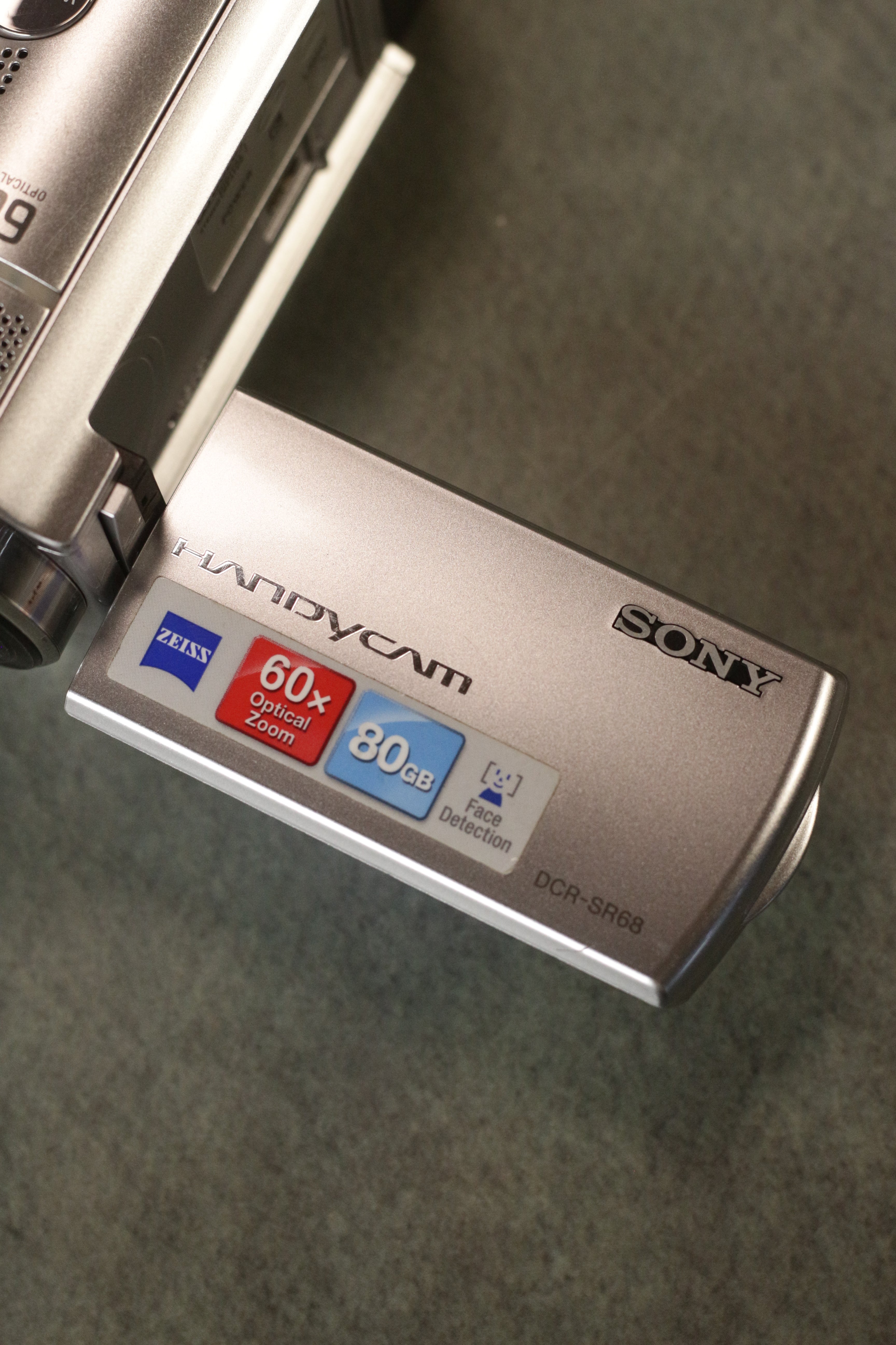 Sony Handycam DCR-SR68 (Silver)