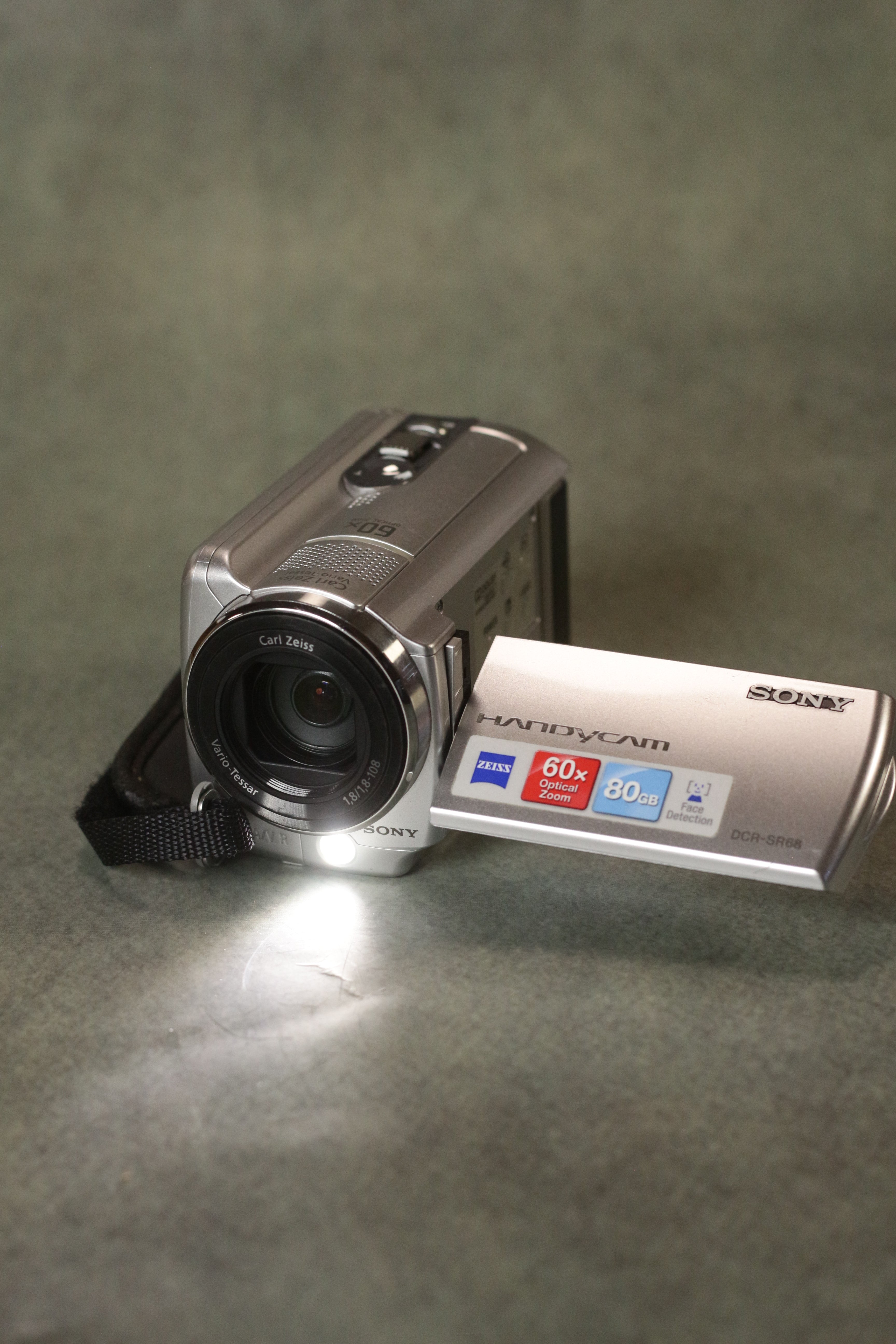 Sony Handycam DCR-SR68 (Silver)
