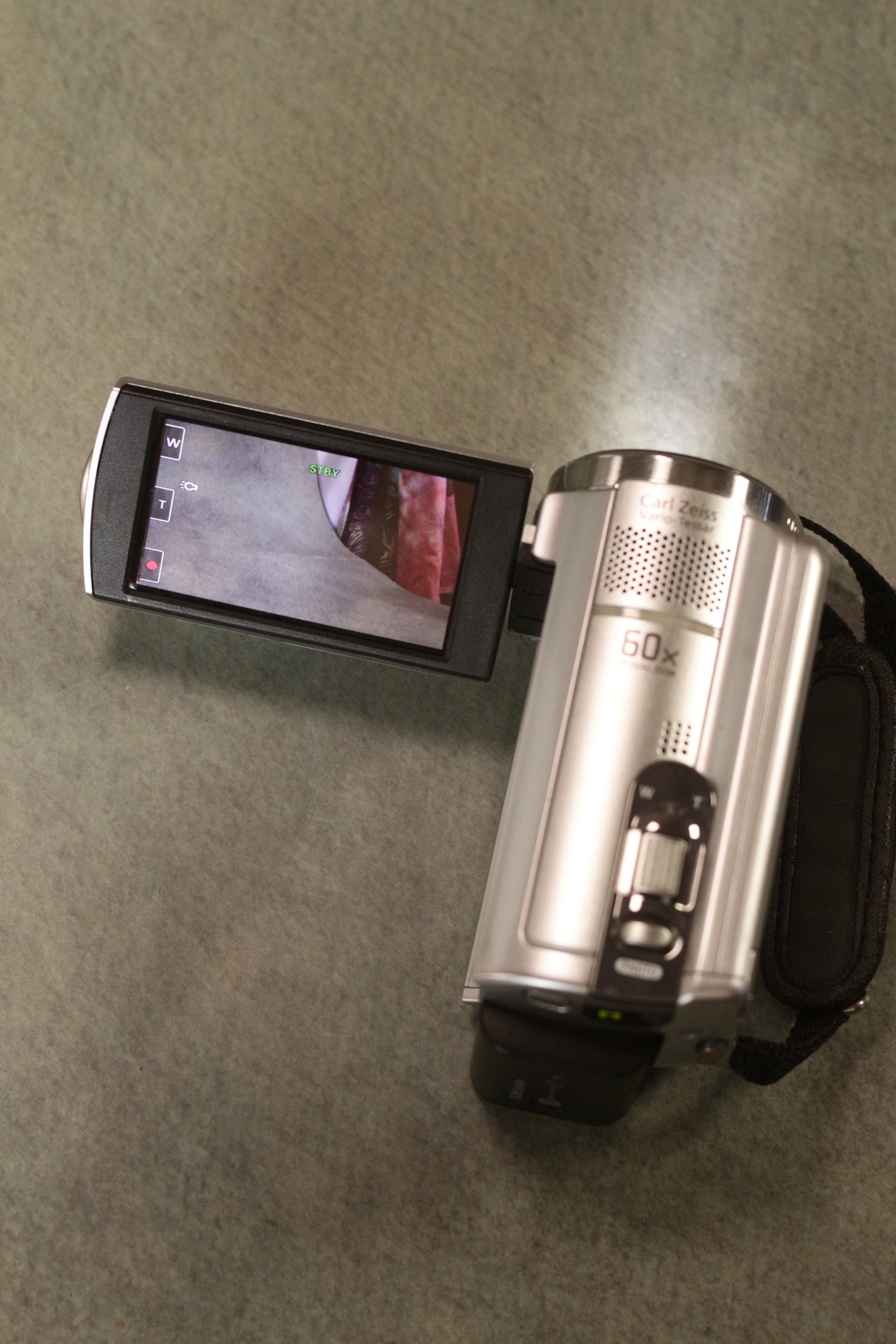 Sony Handycam DCR-SR68 (Silver)