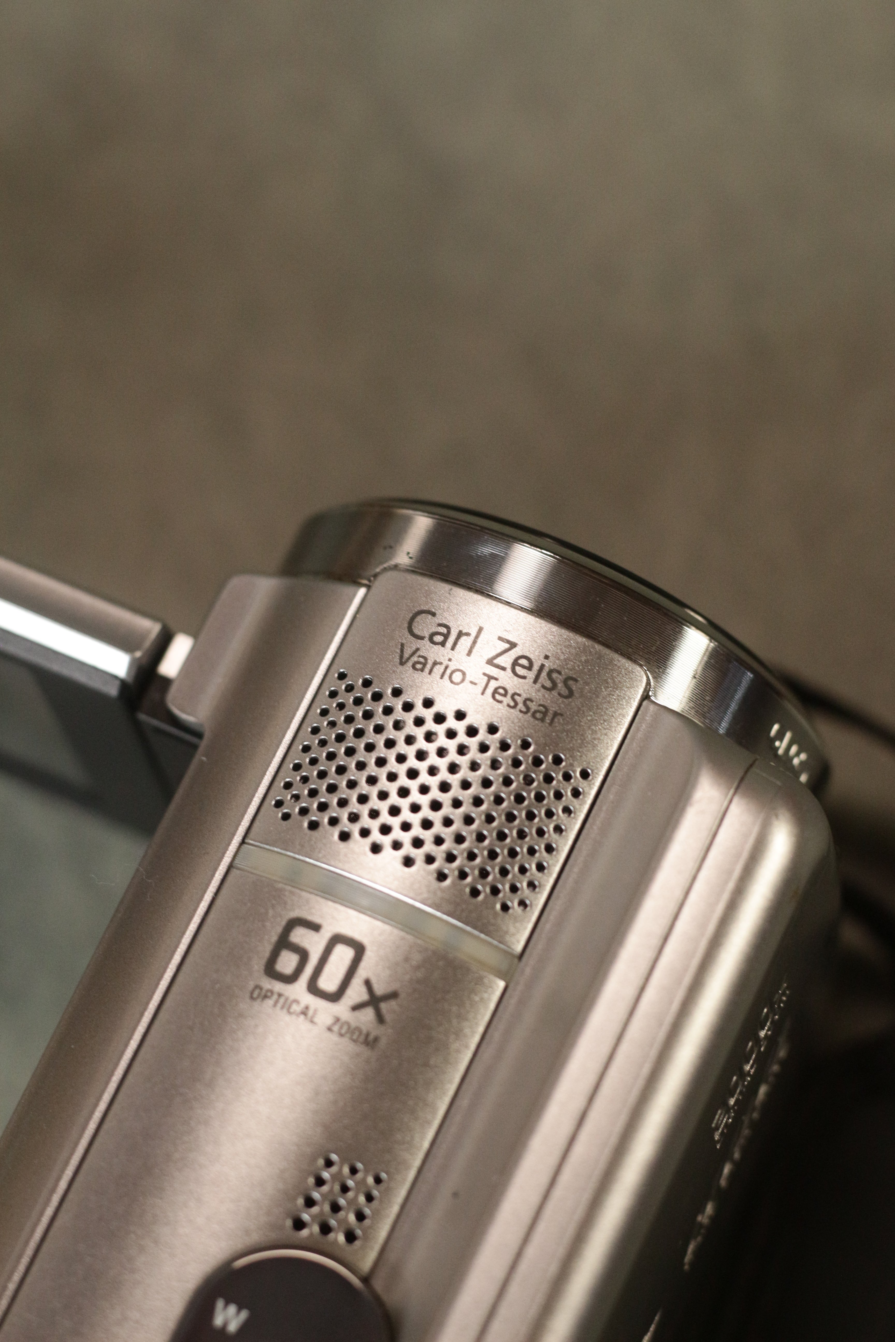 Sony Handycam DCR-SR68 (Silver)