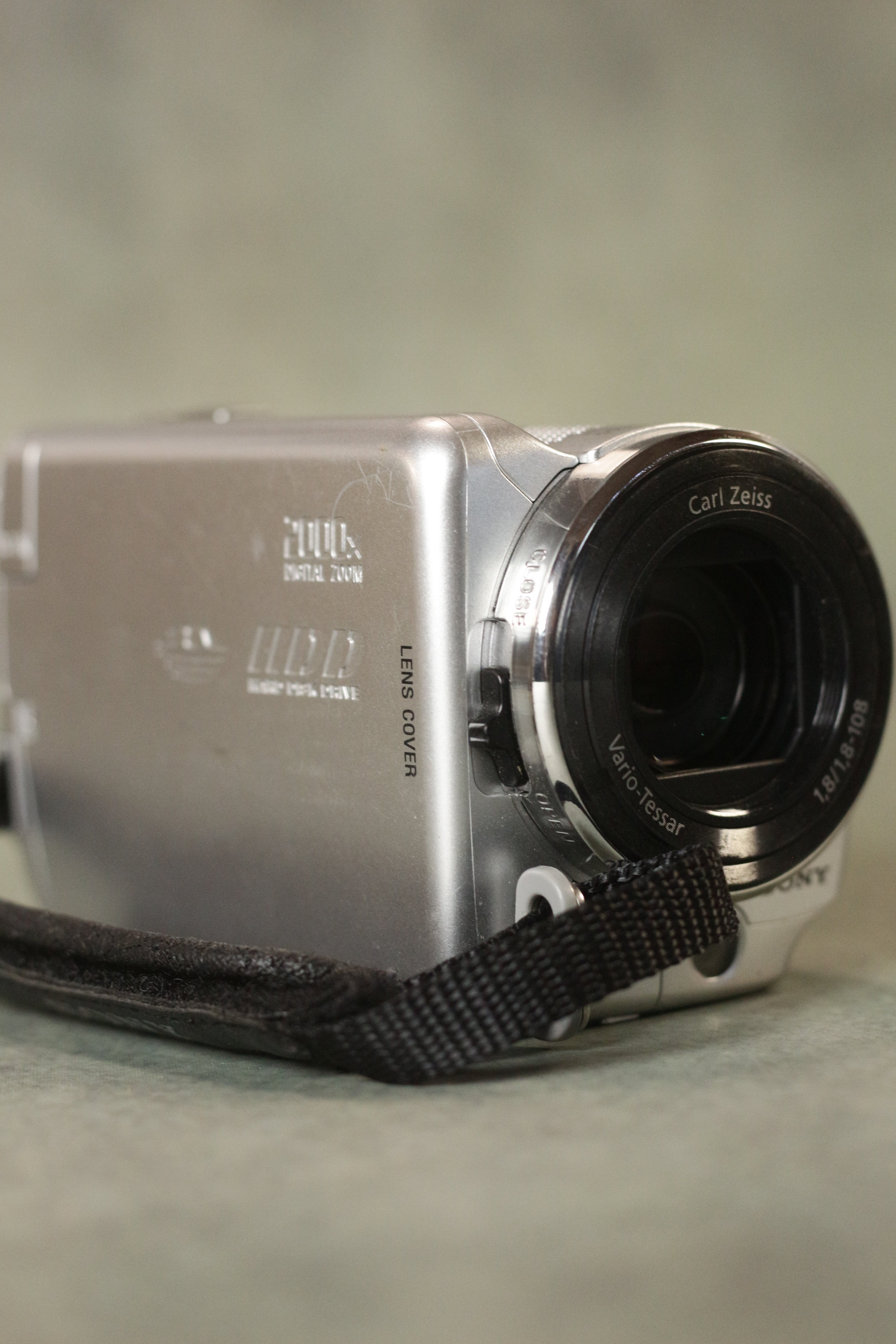 Sony Handycam DCR-SR68 (Silver)