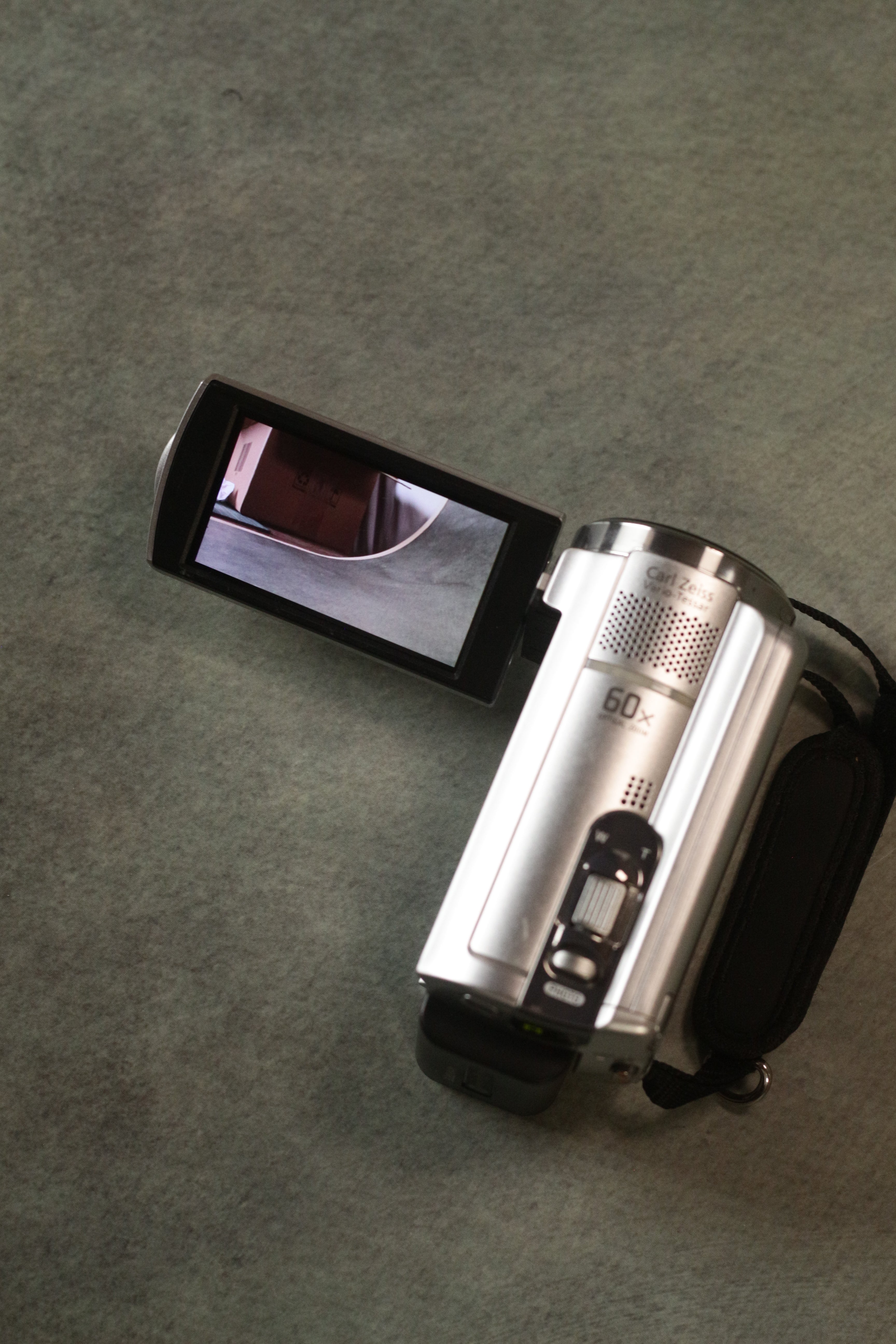 Sony Handycam DCR-SR68 (Silver)