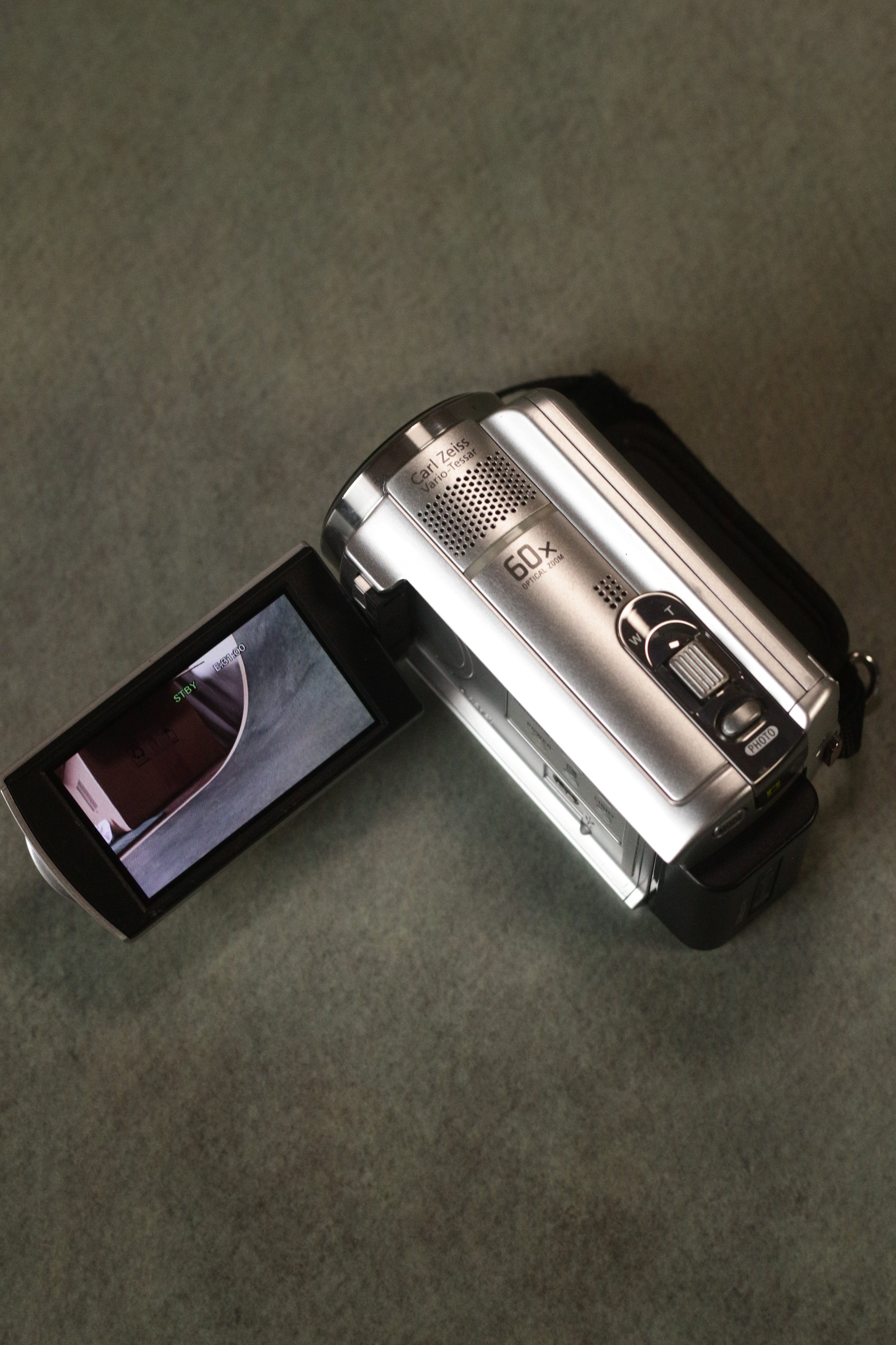 Sony Handycam DCR-SR68 (Silver)