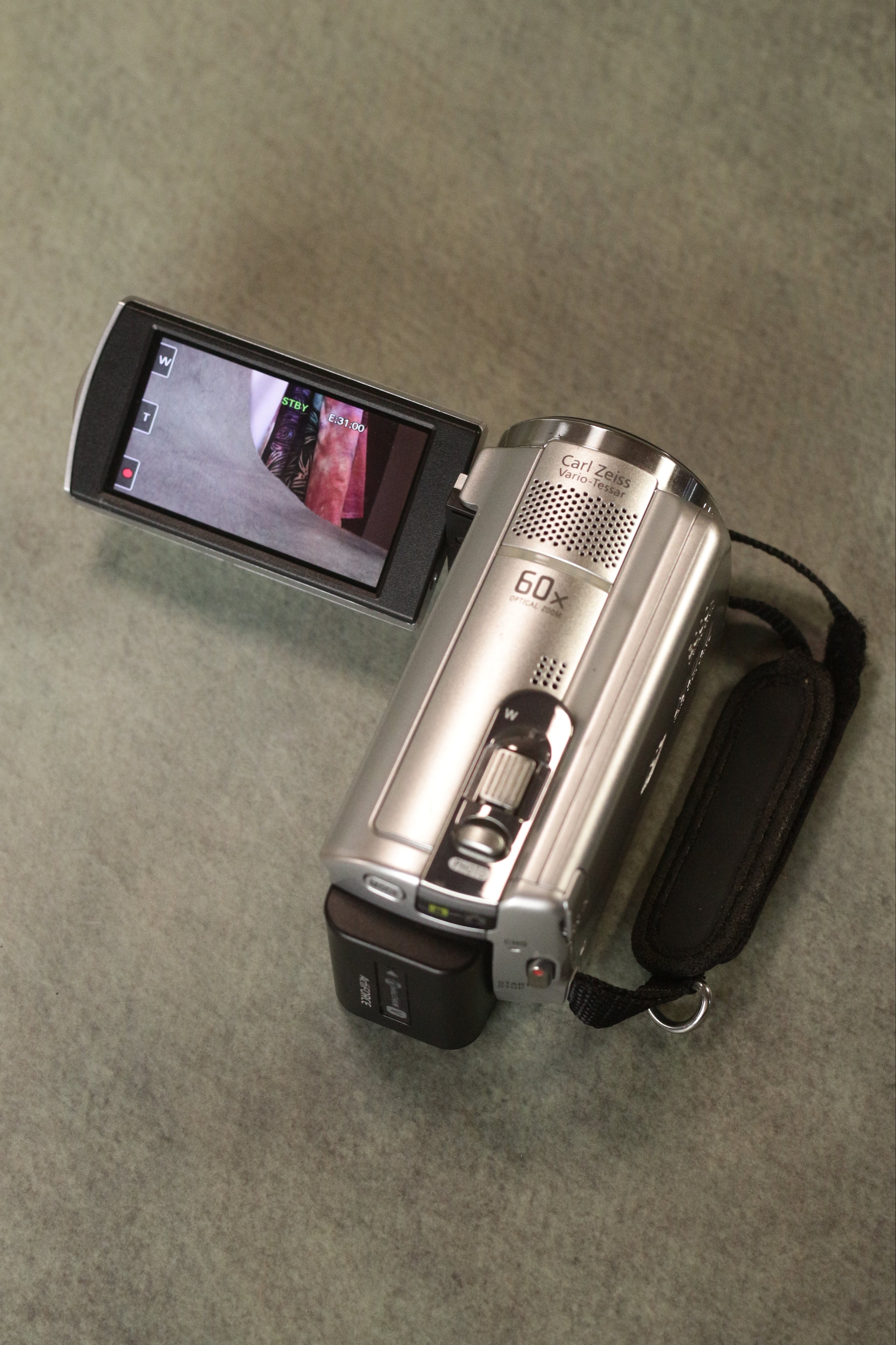 Sony Handycam DCR-SR68 (Silver)